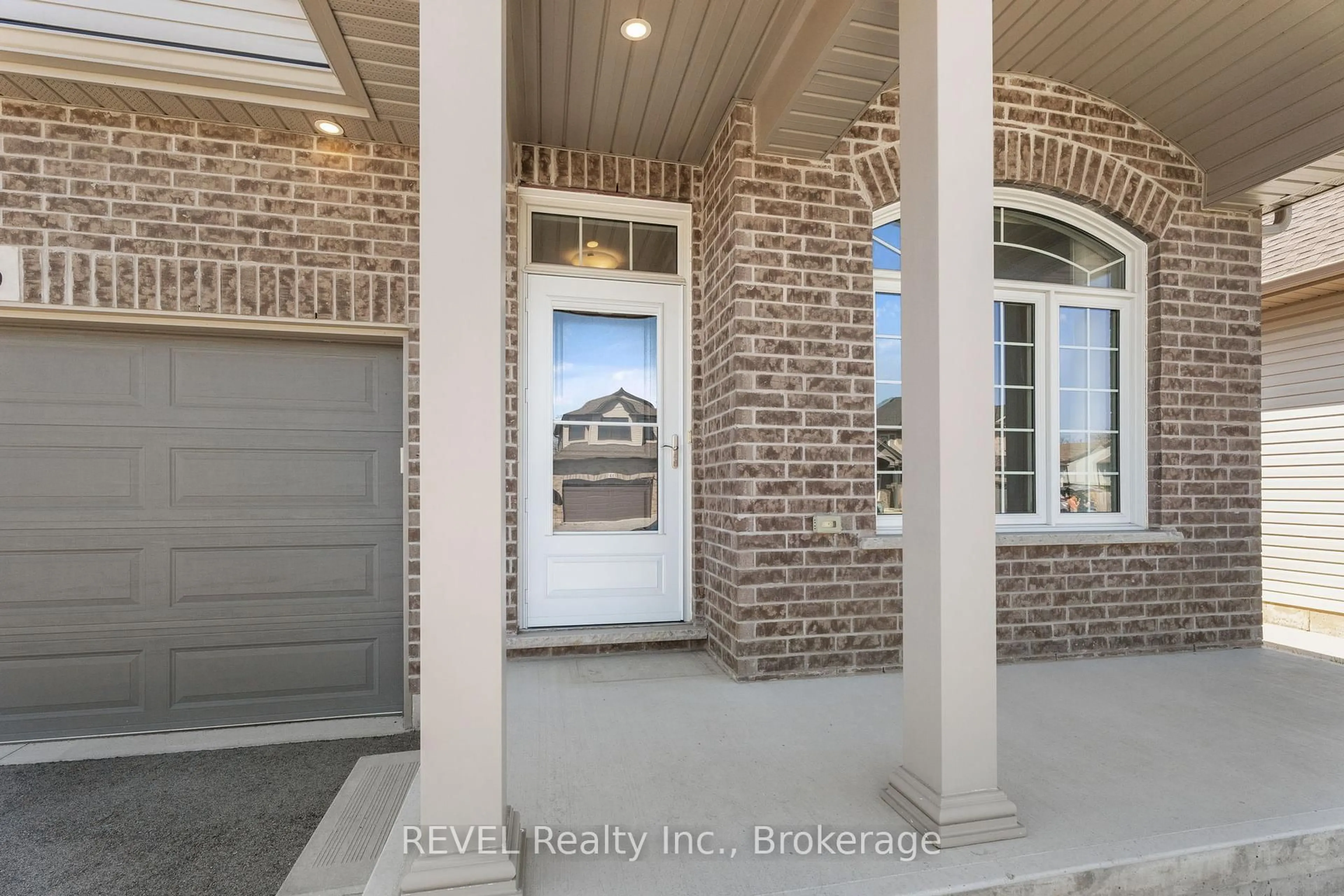 Indoor entryway for 15 Berkshire Dr, St. Catharines Ontario L2M 0C2