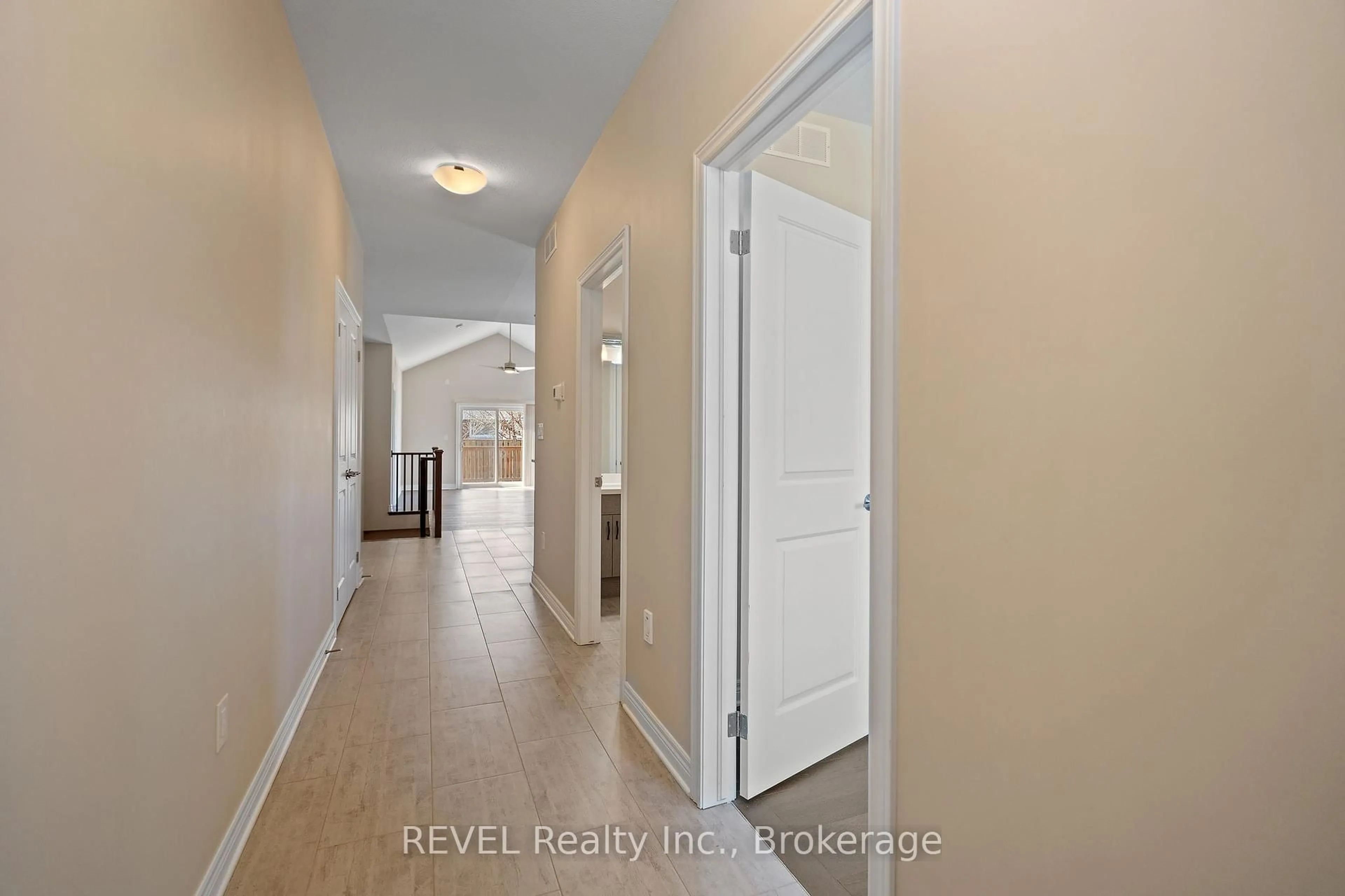 Indoor entryway for 15 Berkshire Dr, St. Catharines Ontario L2M 0C2