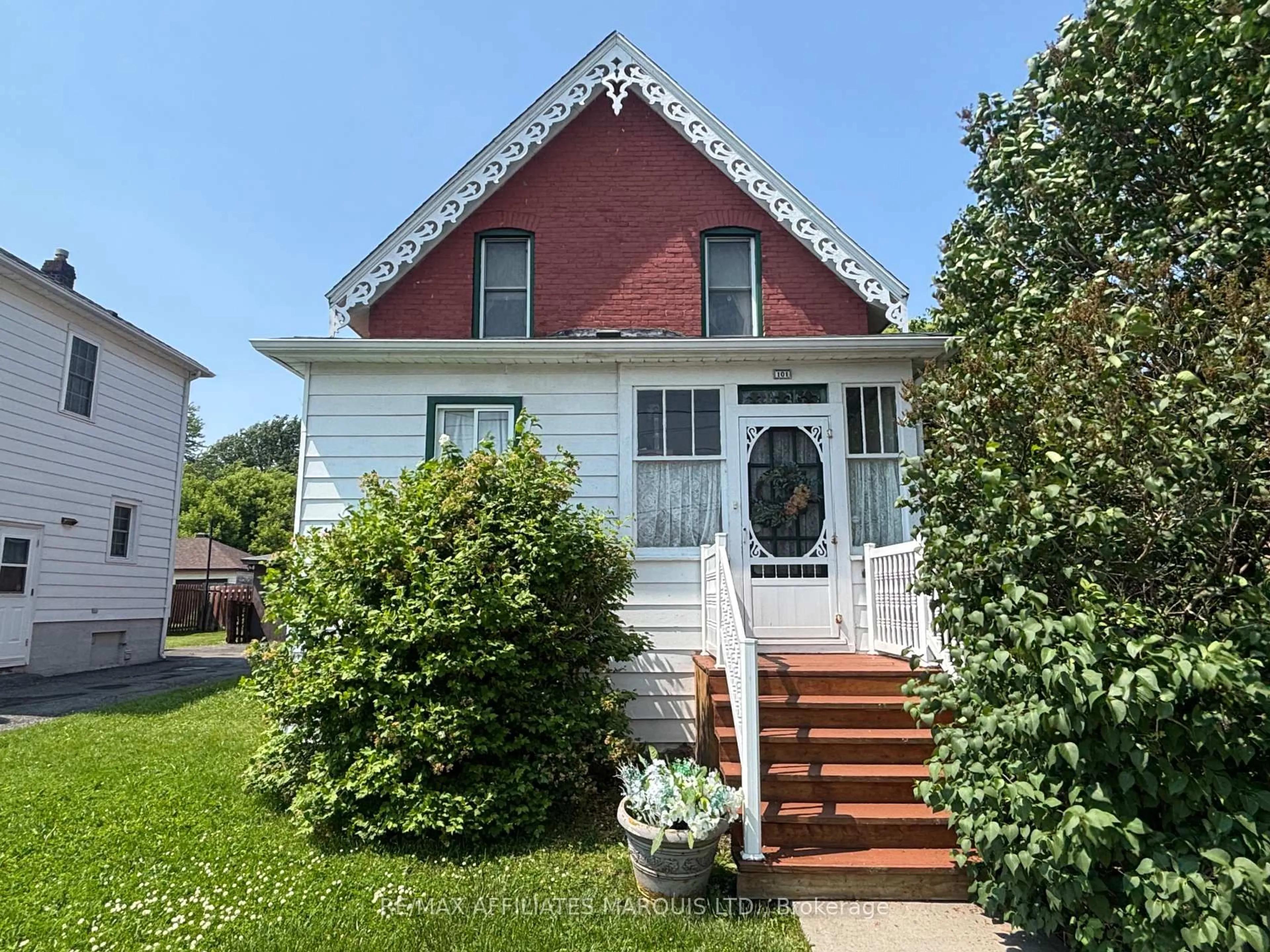 Home with vinyl exterior material, street for 101 Seventh St, Cornwall Ontario K6J 2Y1