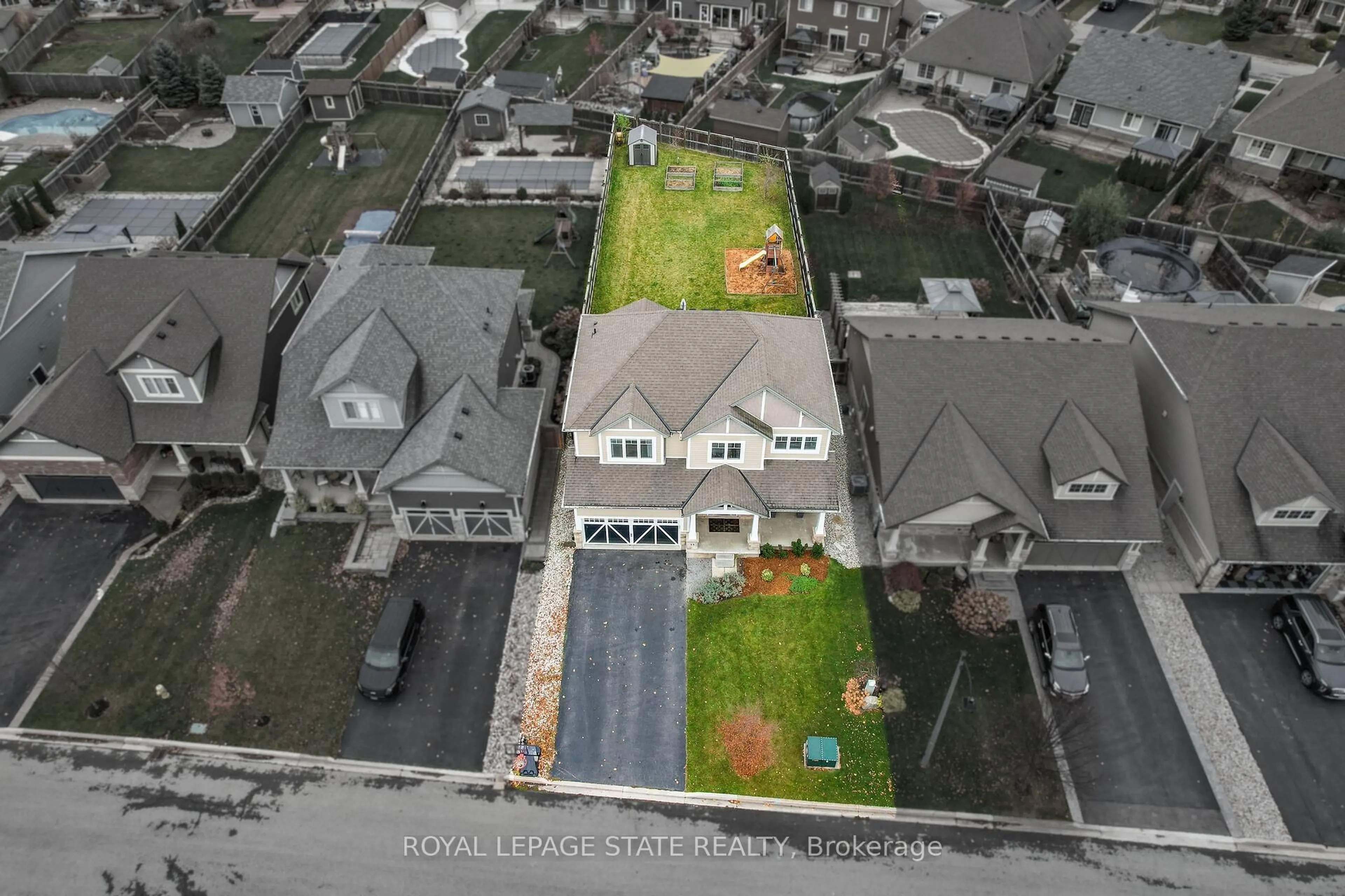 A pic from outside/outdoor area/front of a property/back of a property/a pic from drone, street for 14 Gateway Ave, West Lincoln Ontario L0R 2A0