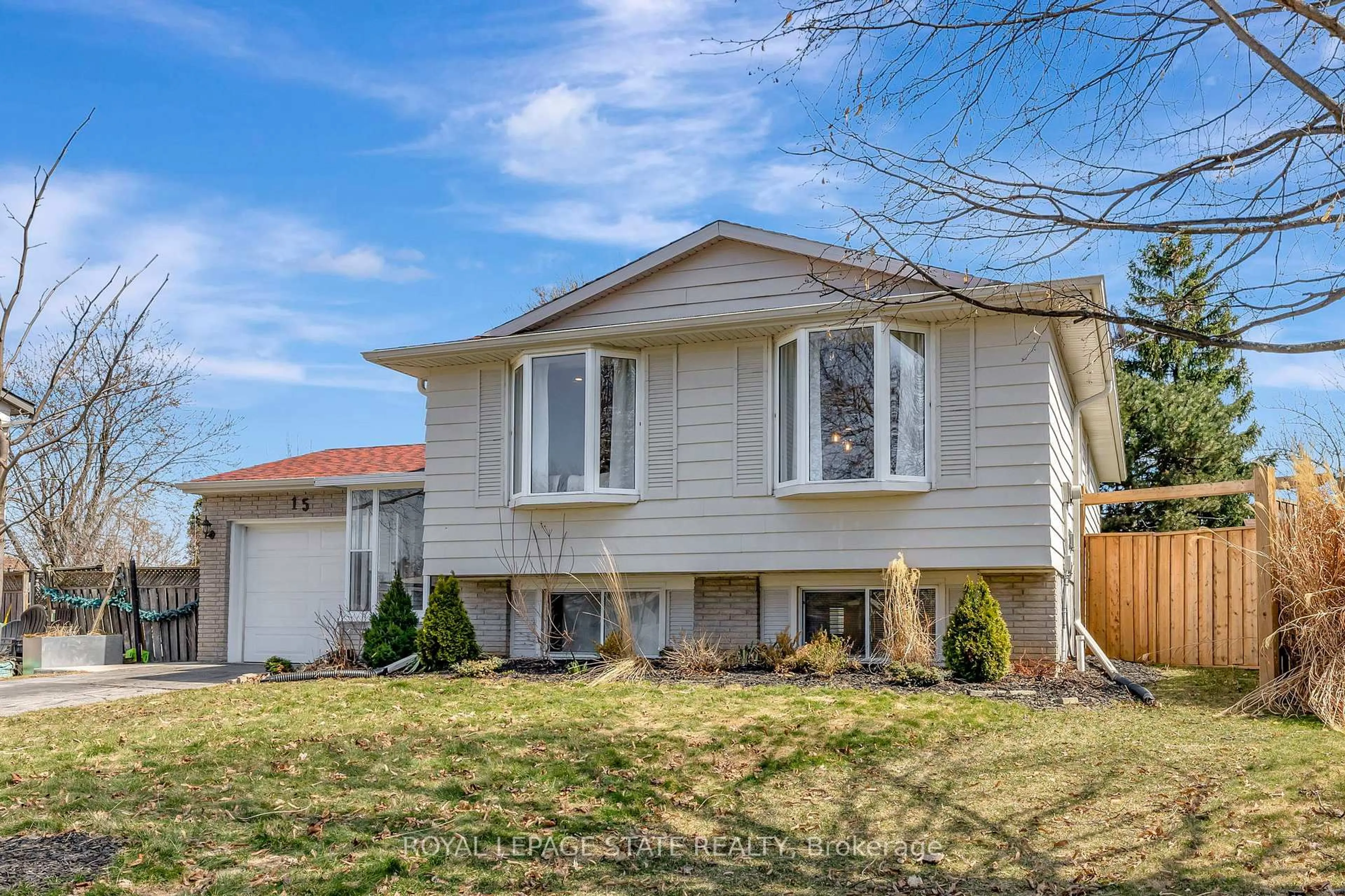Home with vinyl exterior material, street for 15 Elsa Crt, Hamilton Ontario L9C 4R7