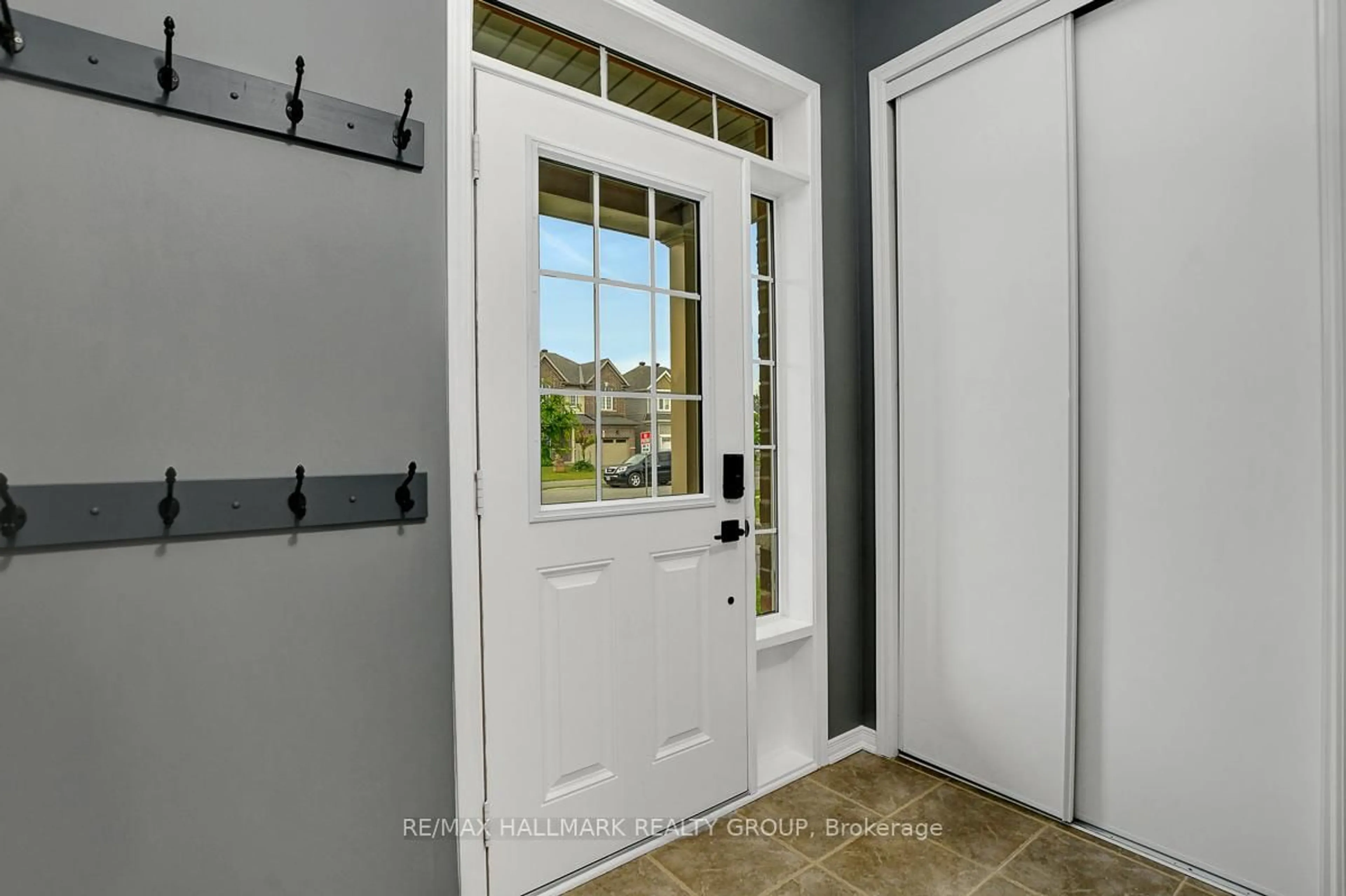 Indoor entryway for 1206 De Pencier Dr, North Grenville Ontario K0G 1J0