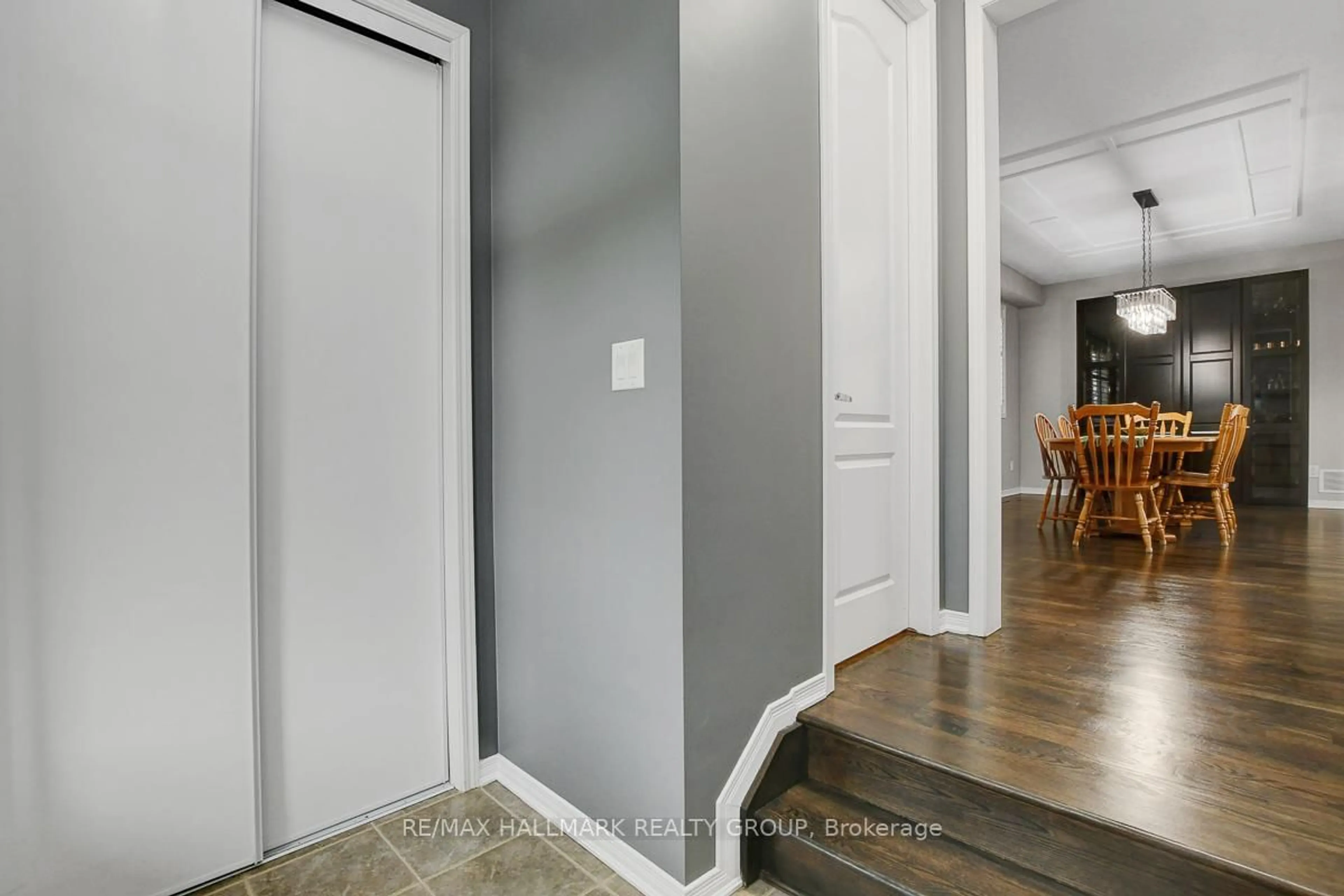 Indoor entryway for 1206 De Pencier Dr, North Grenville Ontario K0G 1J0