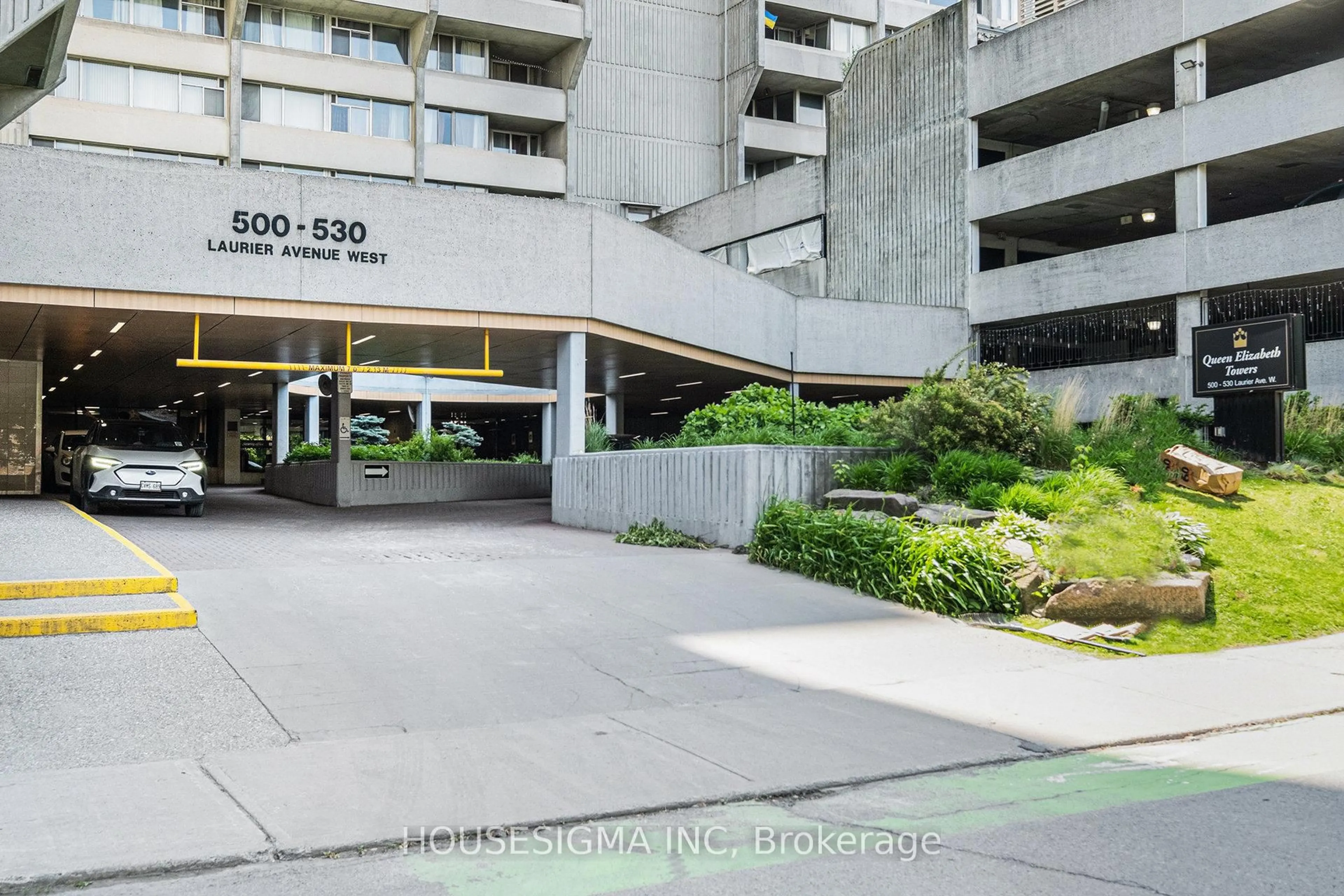 Indoor foyer for 530 Laurier Ave #1002, Ottawa Ontario K1R 7T1