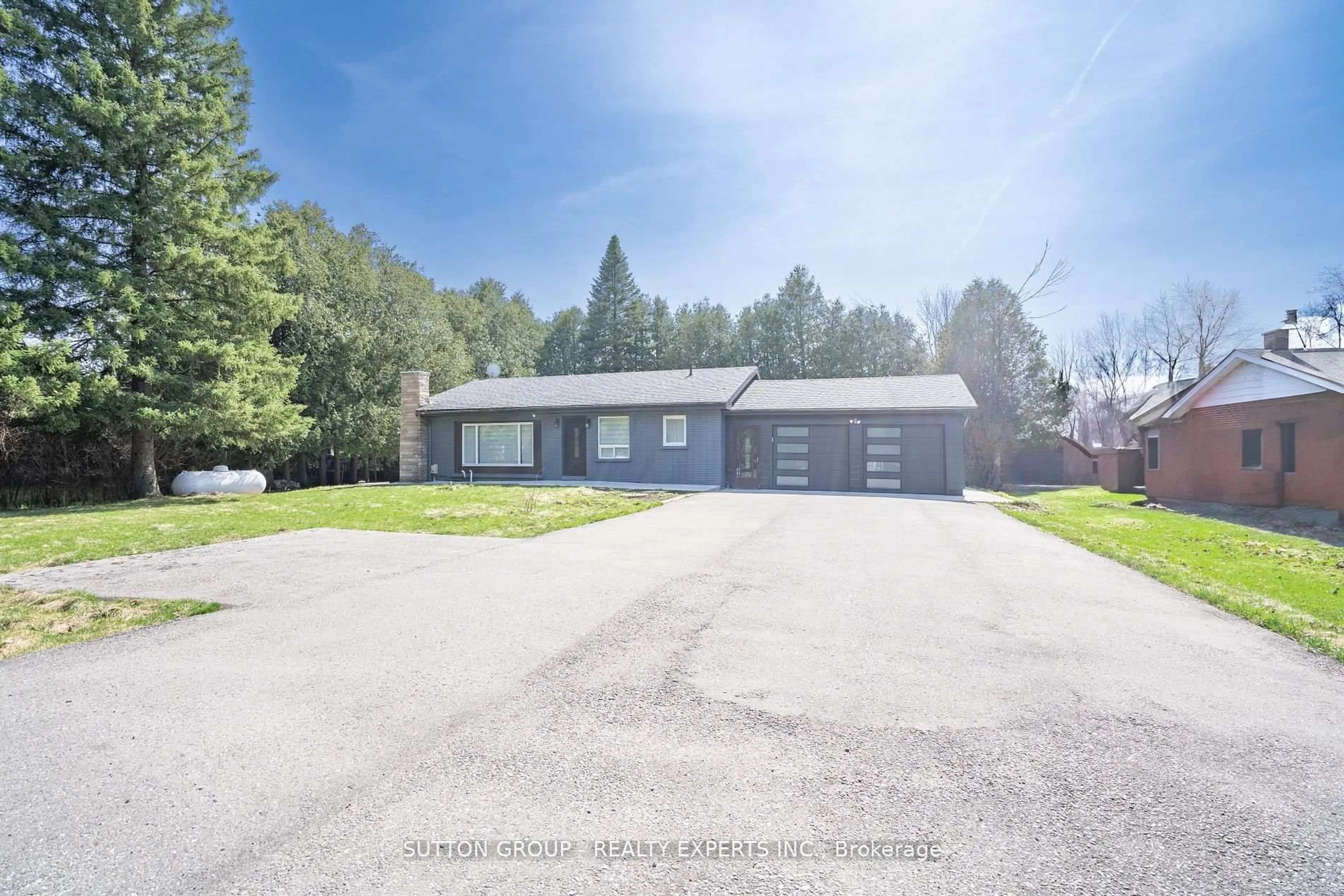 A pic from outside/outdoor area/front of a property/back of a property/a pic from drone, street for 4934 Trafalgar Rd, Erin Ontario N0B 1H0