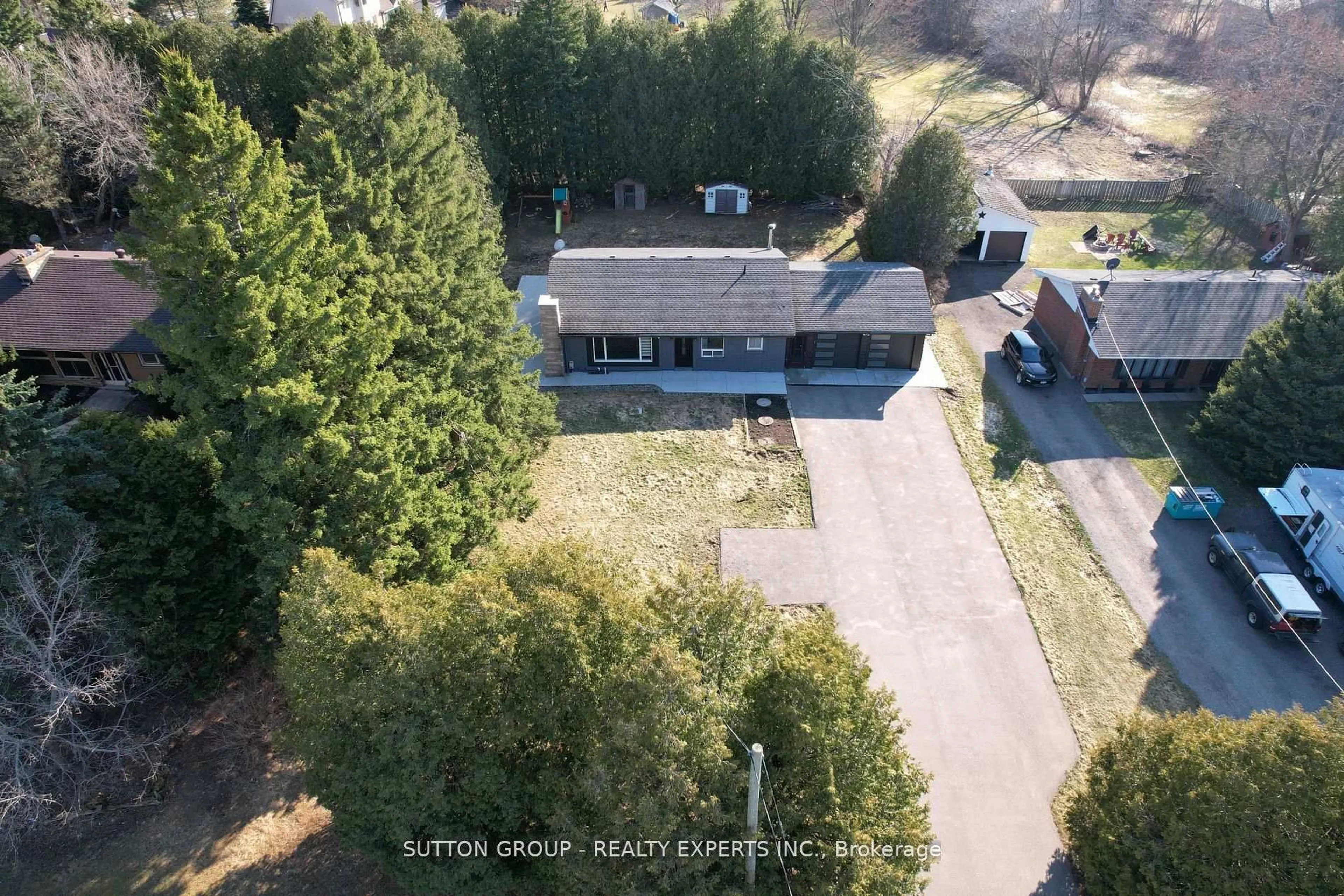 A pic from outside/outdoor area/front of a property/back of a property/a pic from drone, street for 4934 Trafalgar Rd, Erin Ontario N0B 1H0