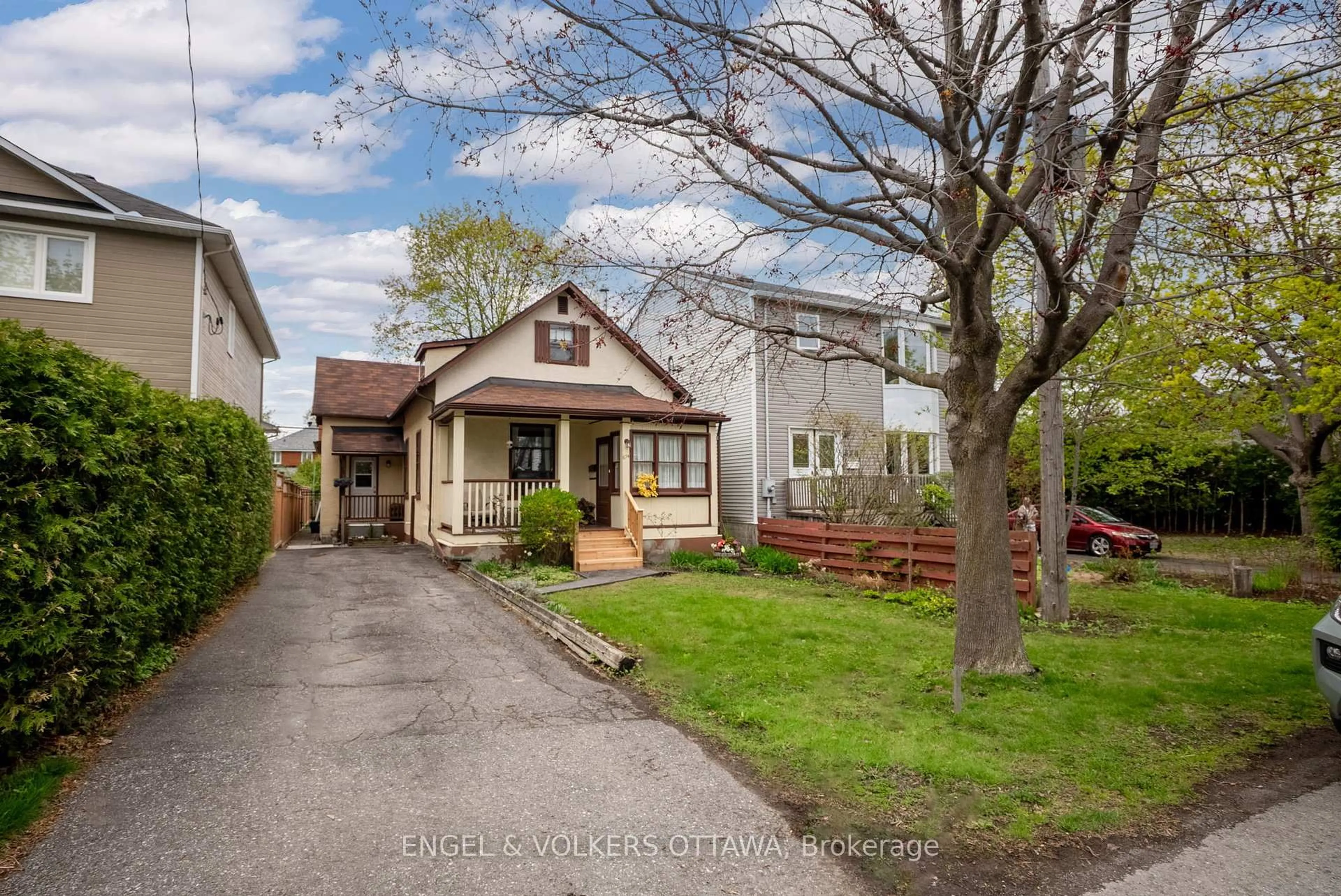 A pic from outside/outdoor area/front of a property/back of a property/a pic from drone, street for 674 Melbourne Ave, Ottawa Ontario K2A 1X5