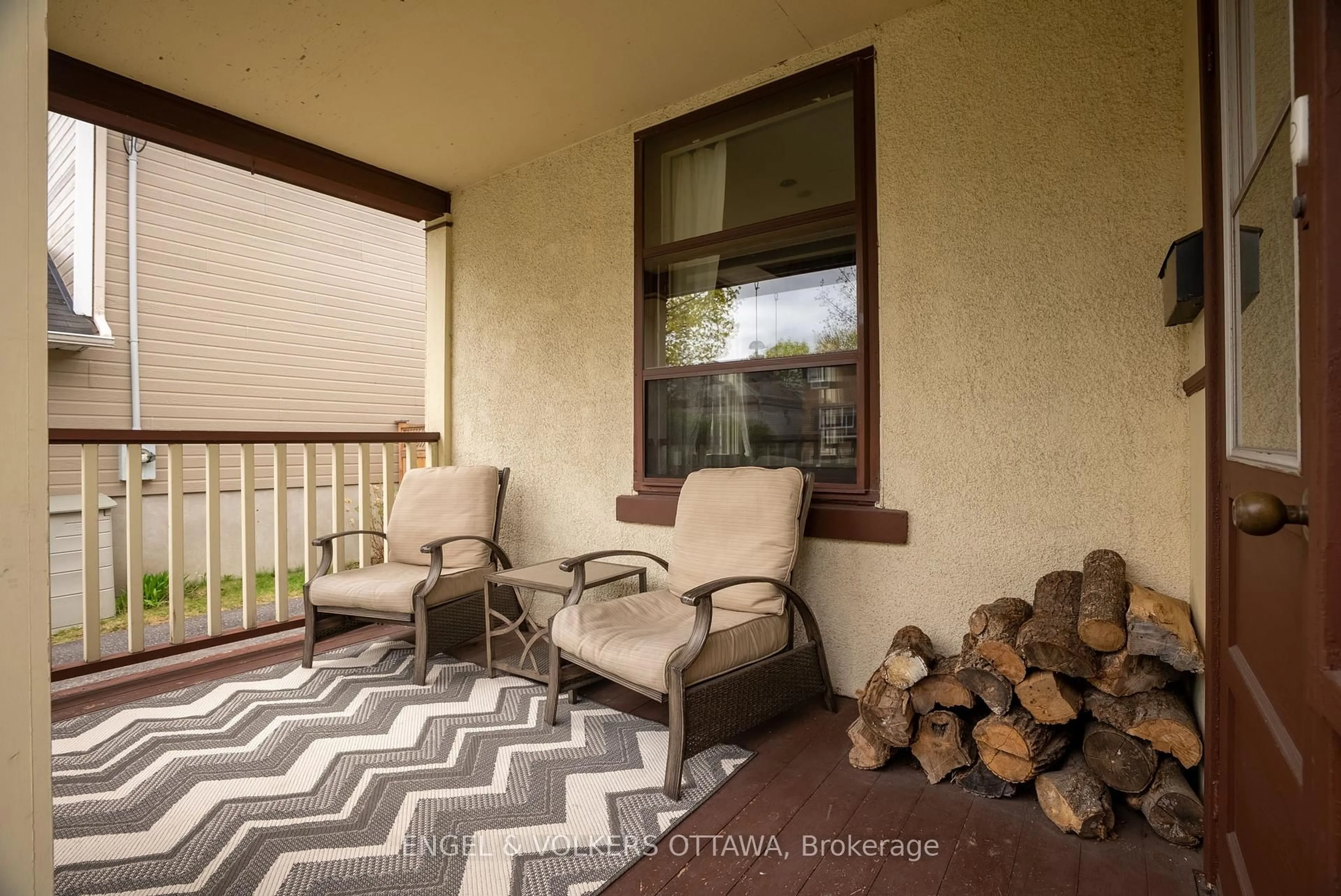 Patio, street for 674 Melbourne Ave, Ottawa Ontario K2A 1X5