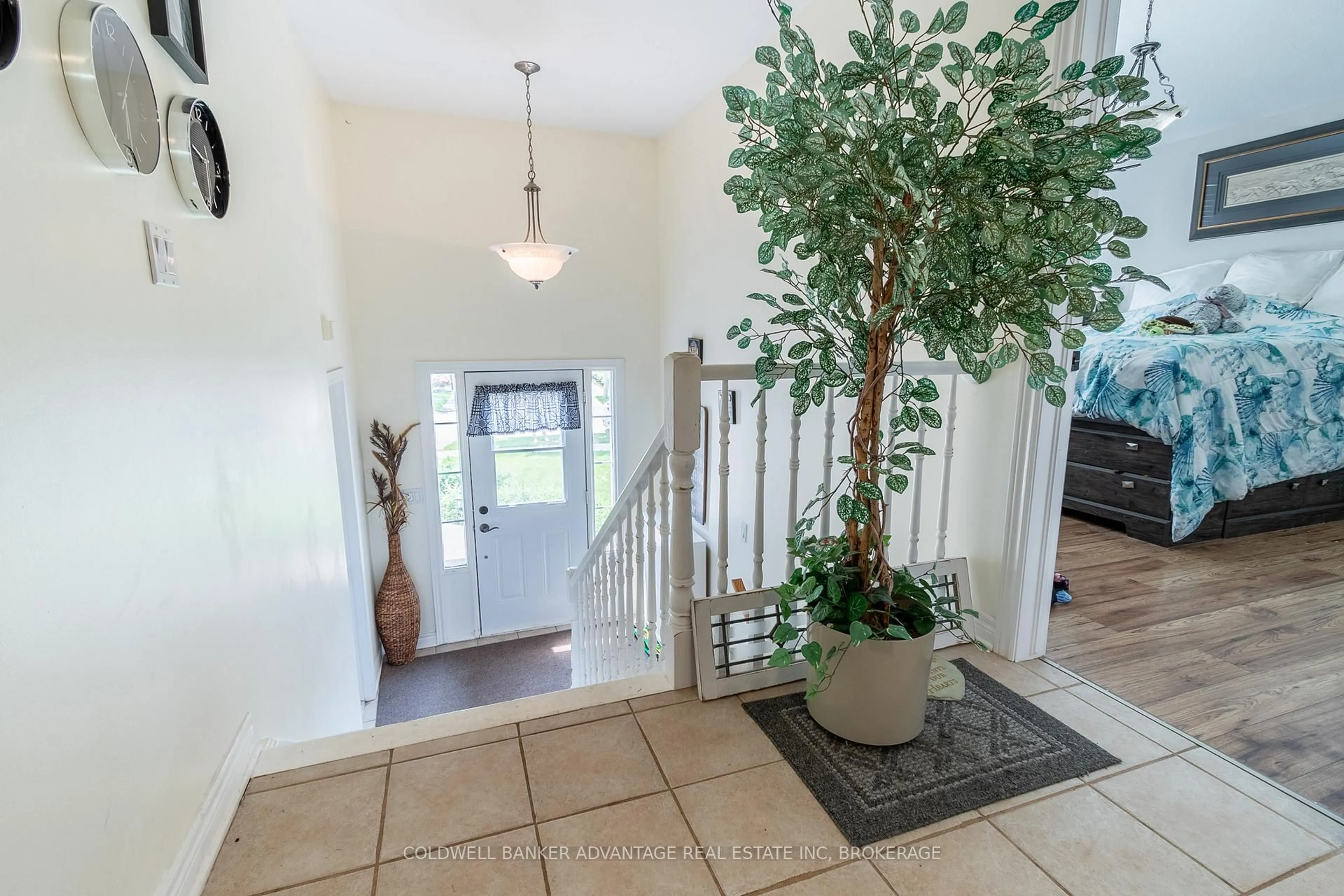 Indoor foyer for 16 WELLANDVALE Dr, Welland Ontario L3C 7C4