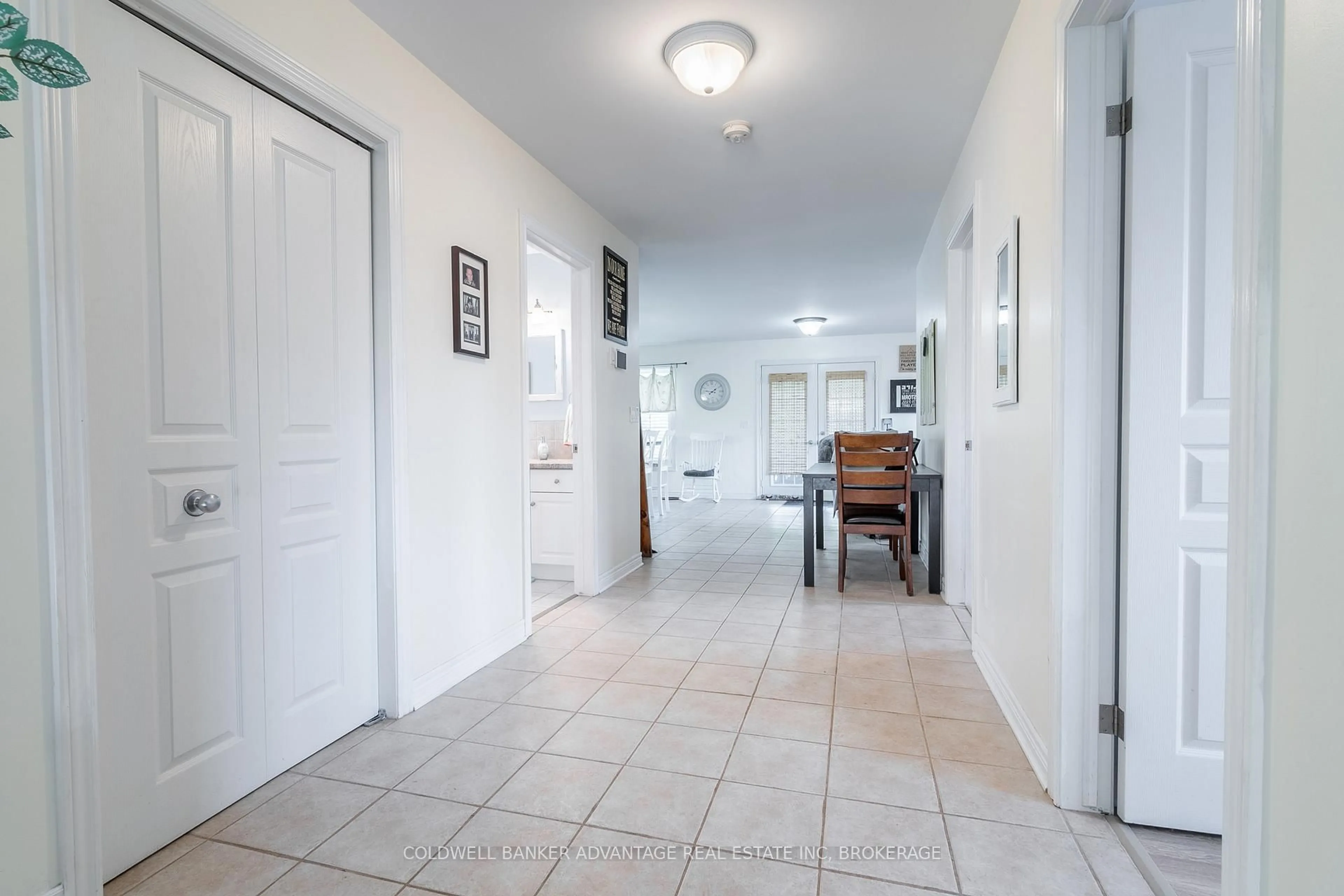 Indoor foyer for 16 WELLANDVALE Dr, Welland Ontario L3C 7C4
