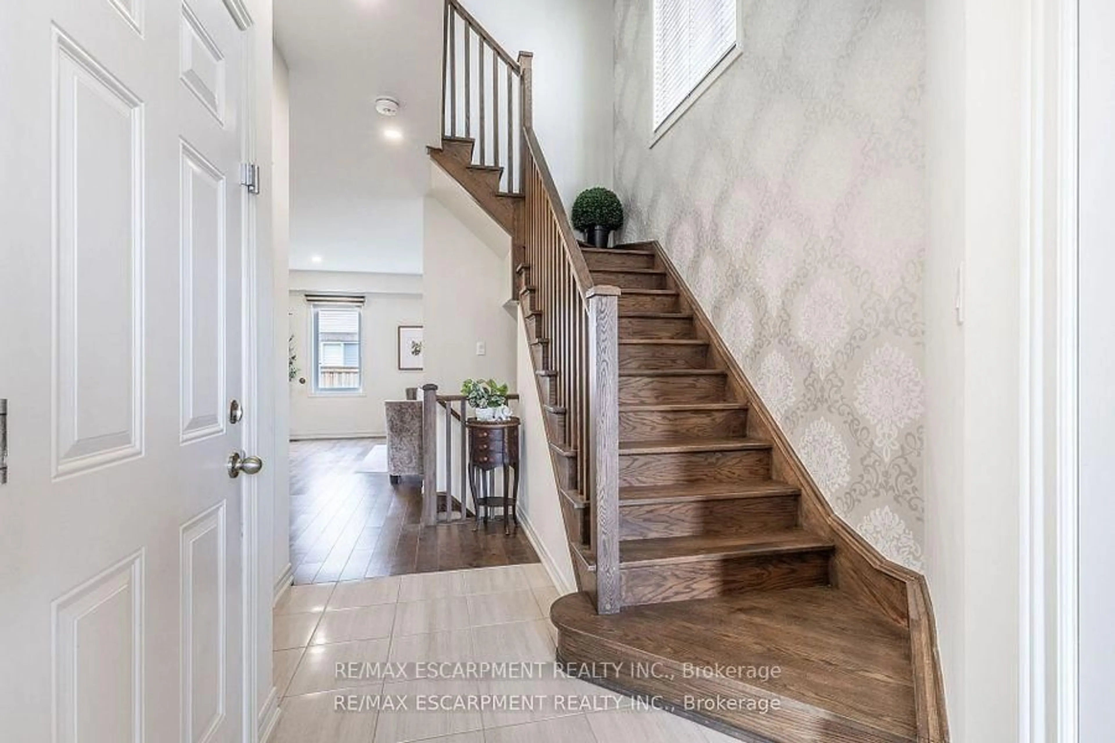 Indoor entryway for 41 Foothills Lane, Hamilton Ontario L8E 0K1