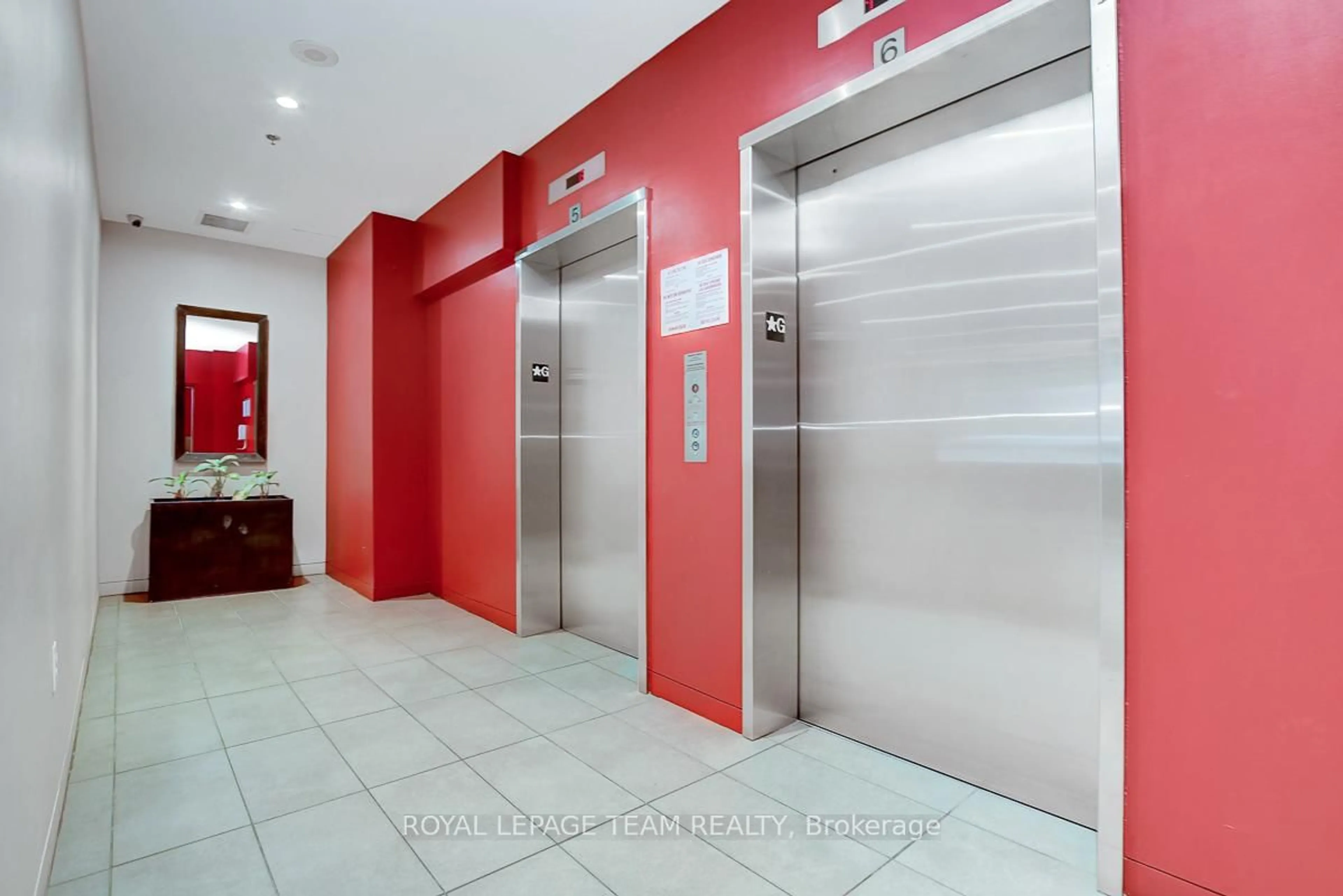 Indoor foyer for 179 George St #705, Ottawa Ontario K1N 1J8