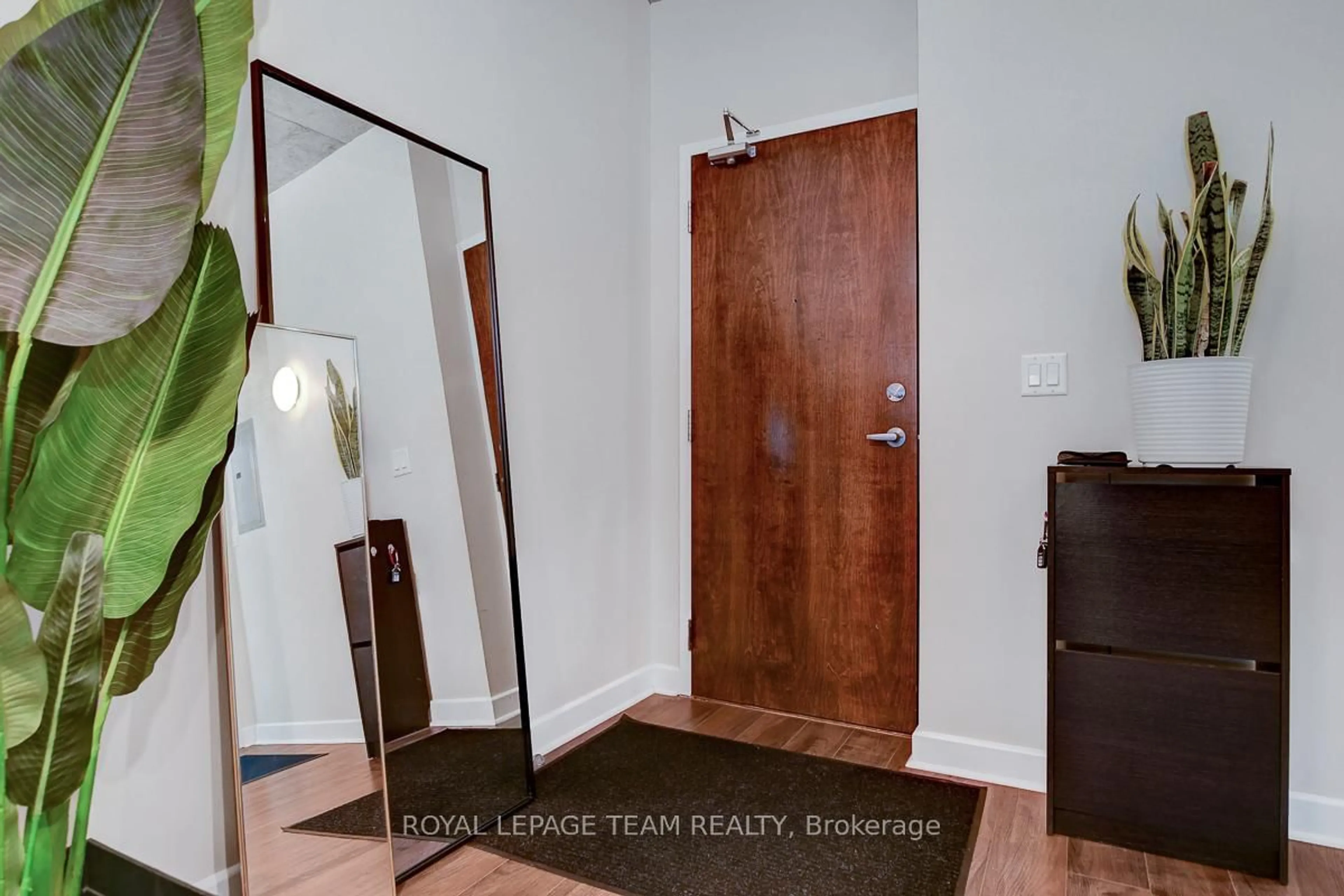 Indoor entryway for 179 George St #705, Ottawa Ontario K1N 1J8