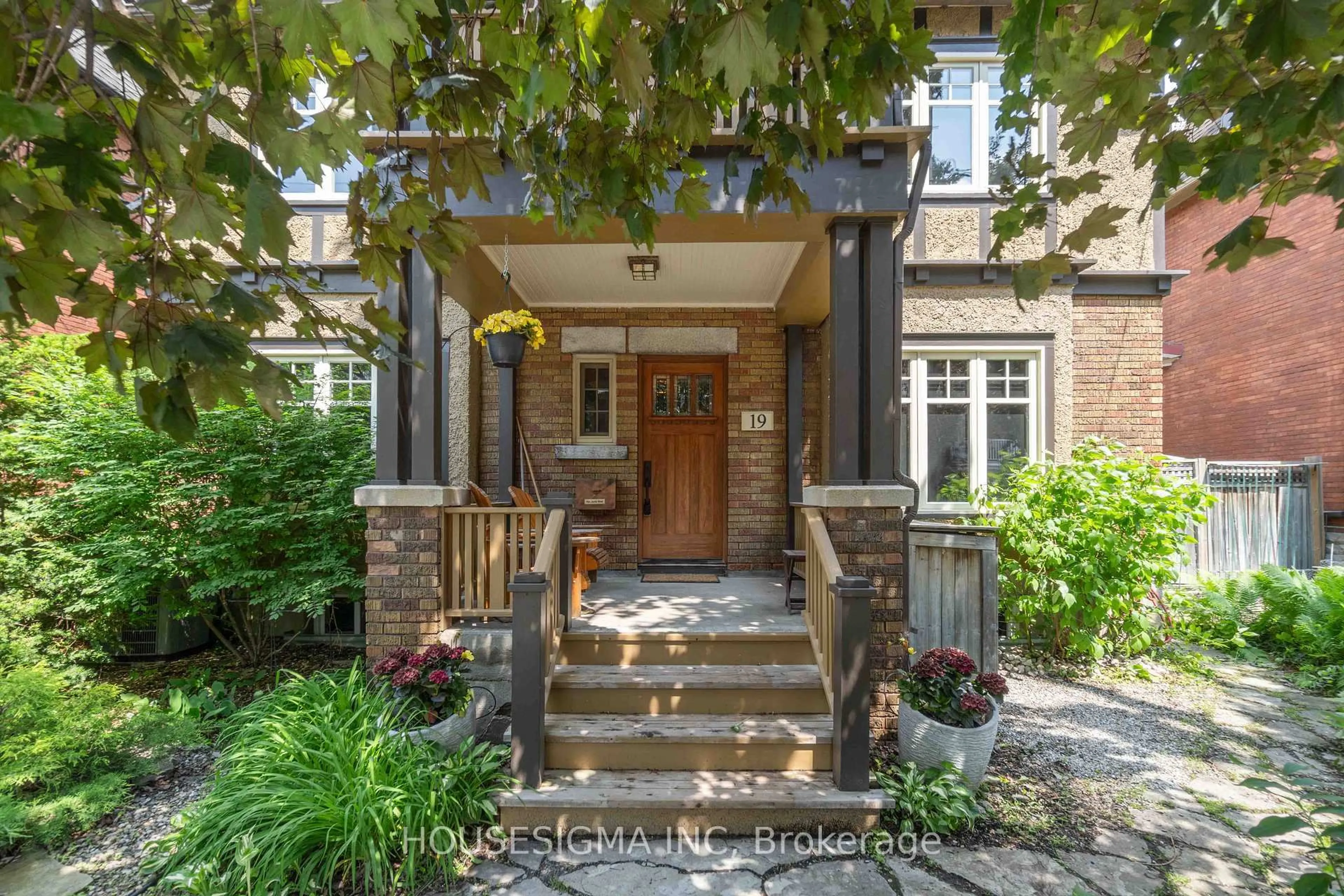 Indoor entryway for 19 Oakland Ave, Ottawa Ontario K1S 2T1