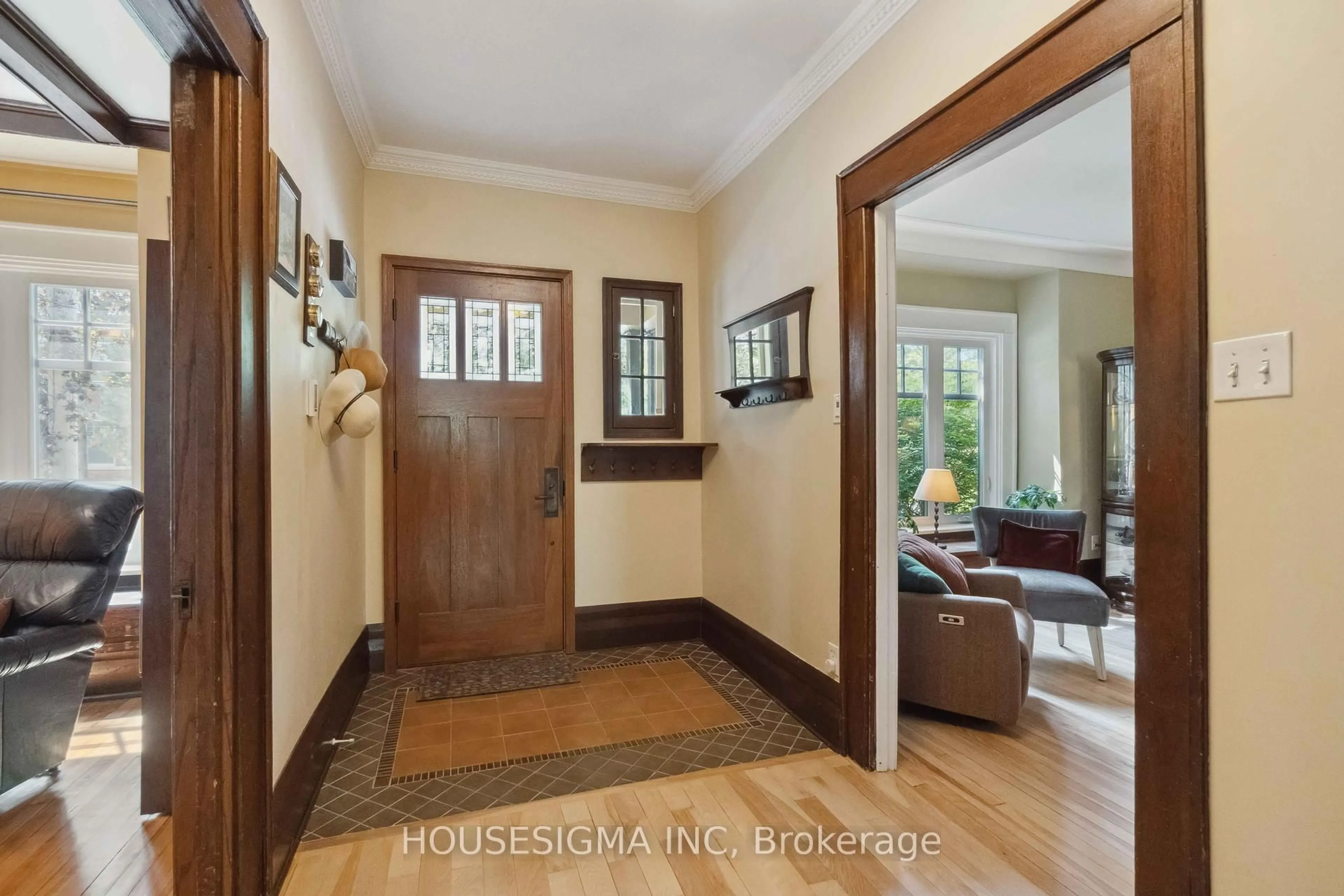 Indoor entryway for 19 Oakland Ave, Ottawa Ontario K1S 2T1