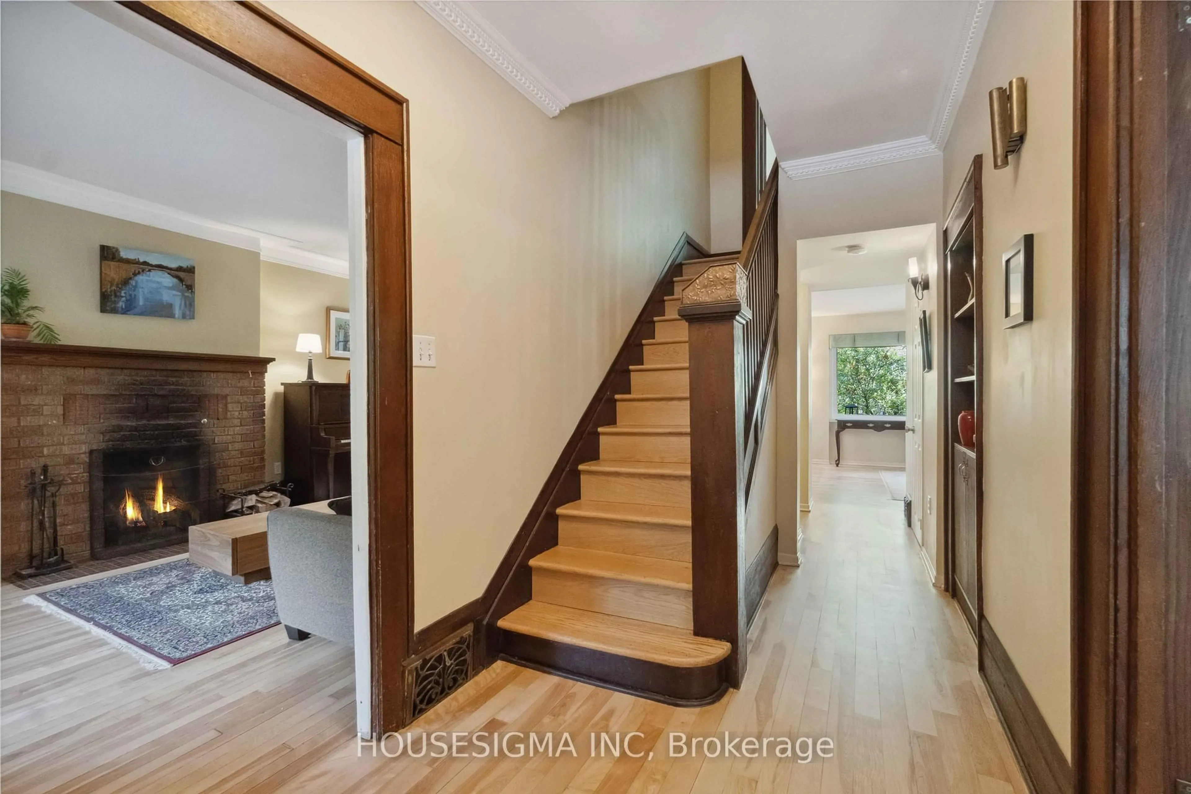 Indoor entryway for 19 Oakland Ave, Ottawa Ontario K1S 2T1