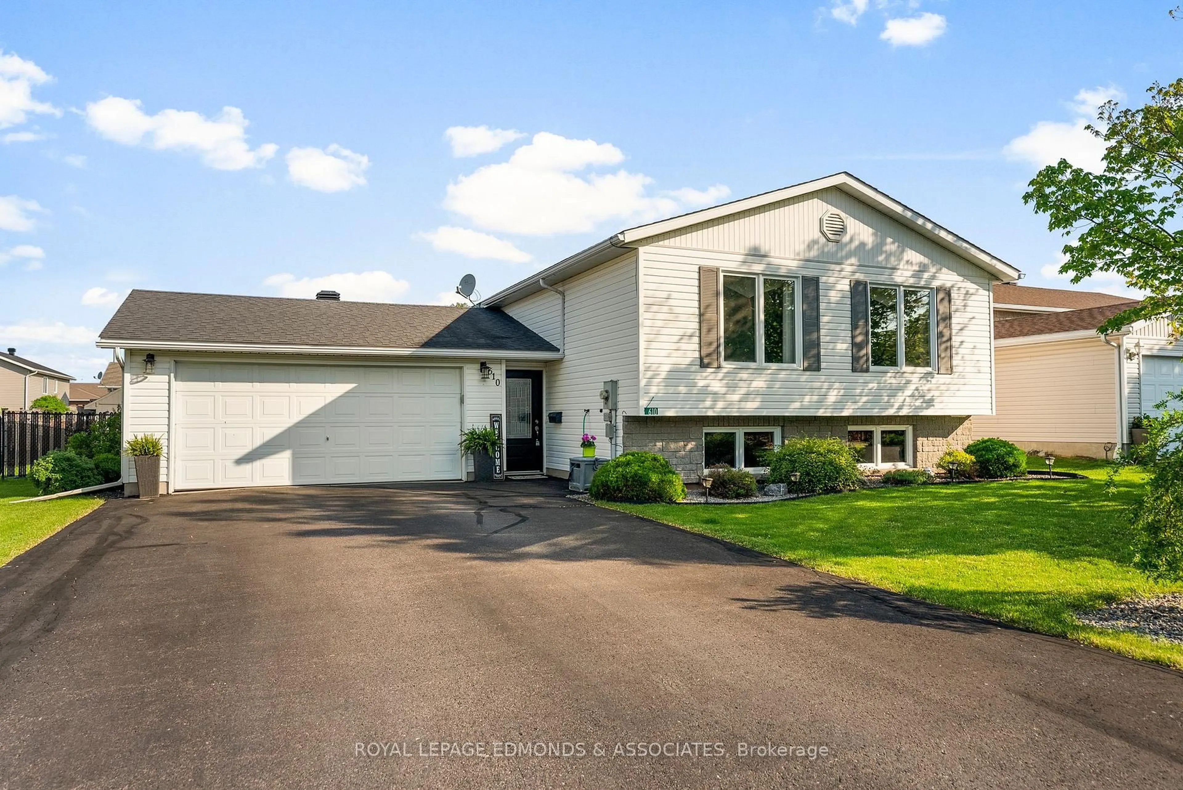 Home with vinyl exterior material, street for 610 Moss Dr, Pembroke Ontario K8A 3Y9