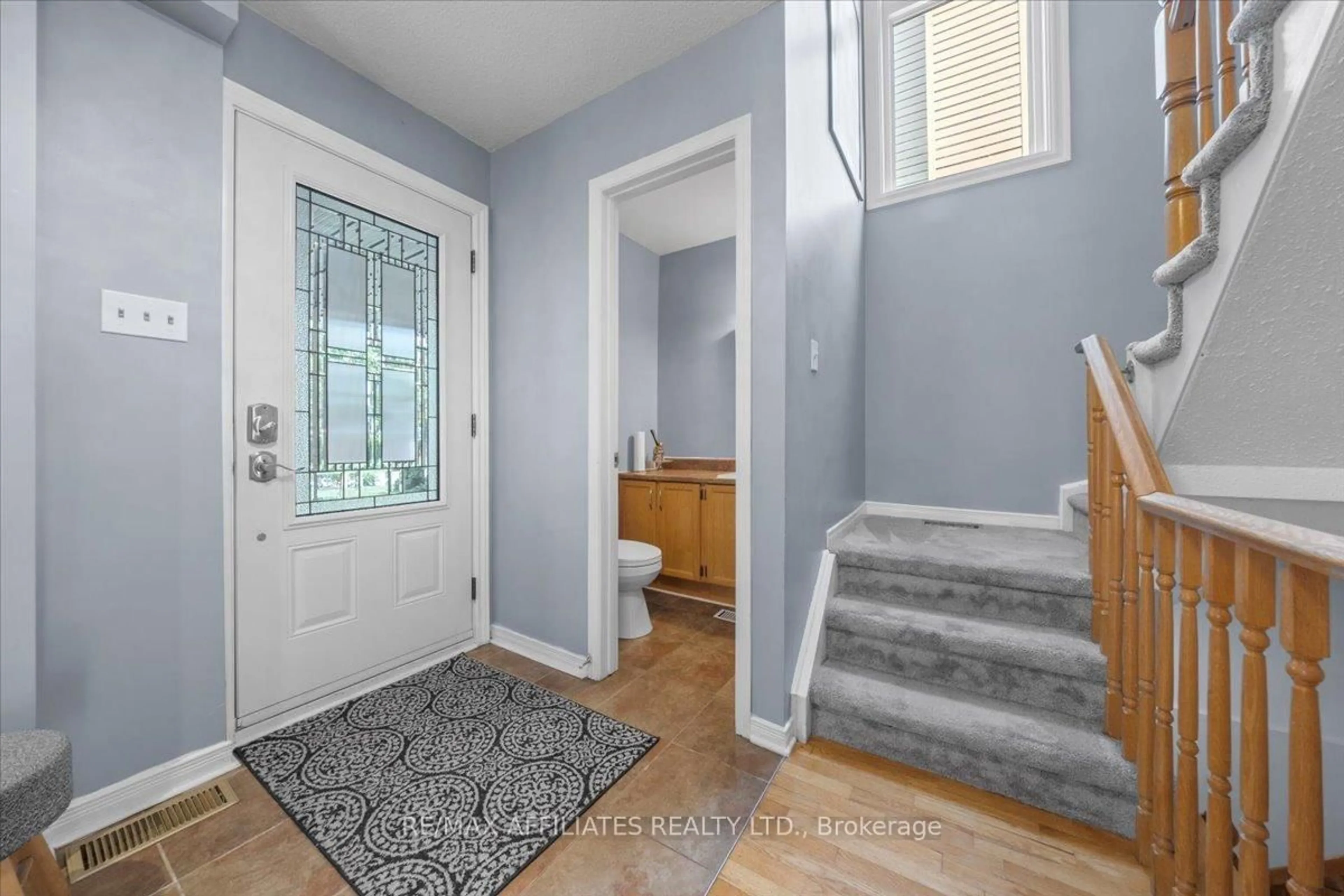 Indoor entryway for 300 Sylvie Terr, Ottawa Ontario K1E 3M2