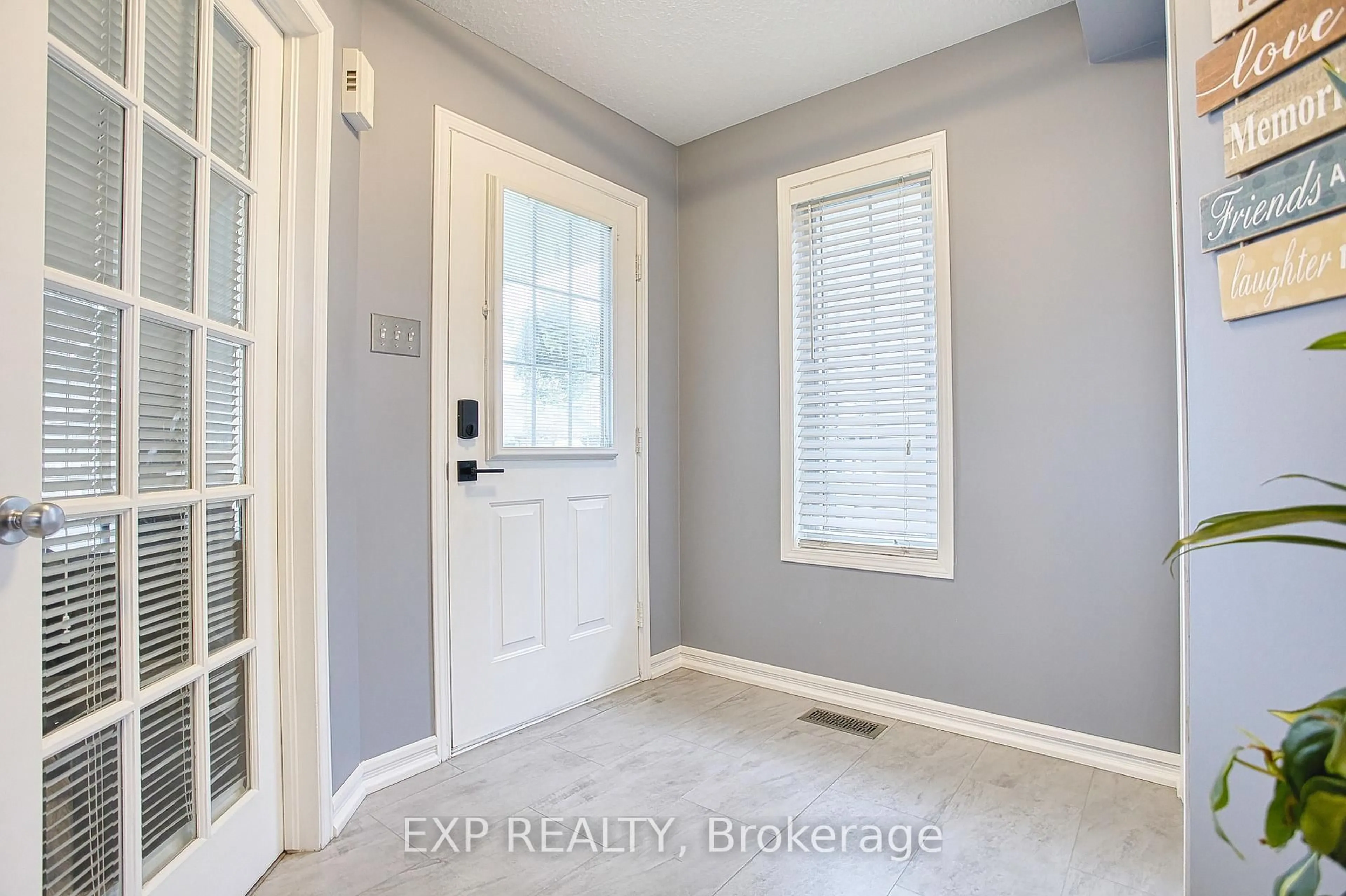 Indoor entryway for 101 Golden Acres Dr, West Lincoln Ontario L0R 2A0