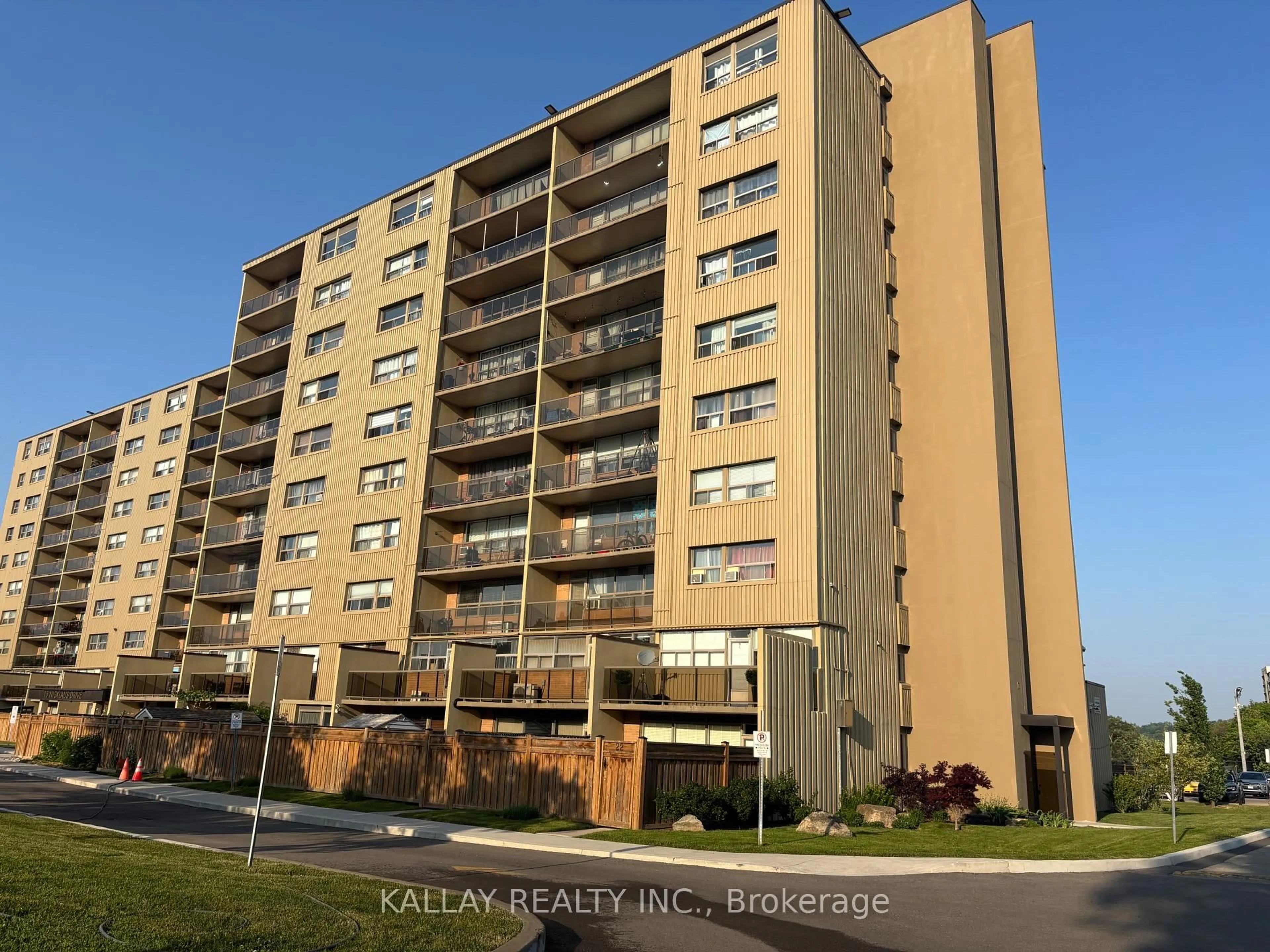 A pic from outside/outdoor area/front of a property/back of a property/a pic from drone, building for 15 Nicklaus Dr #812, Hamilton Ontario L8K 5J5
