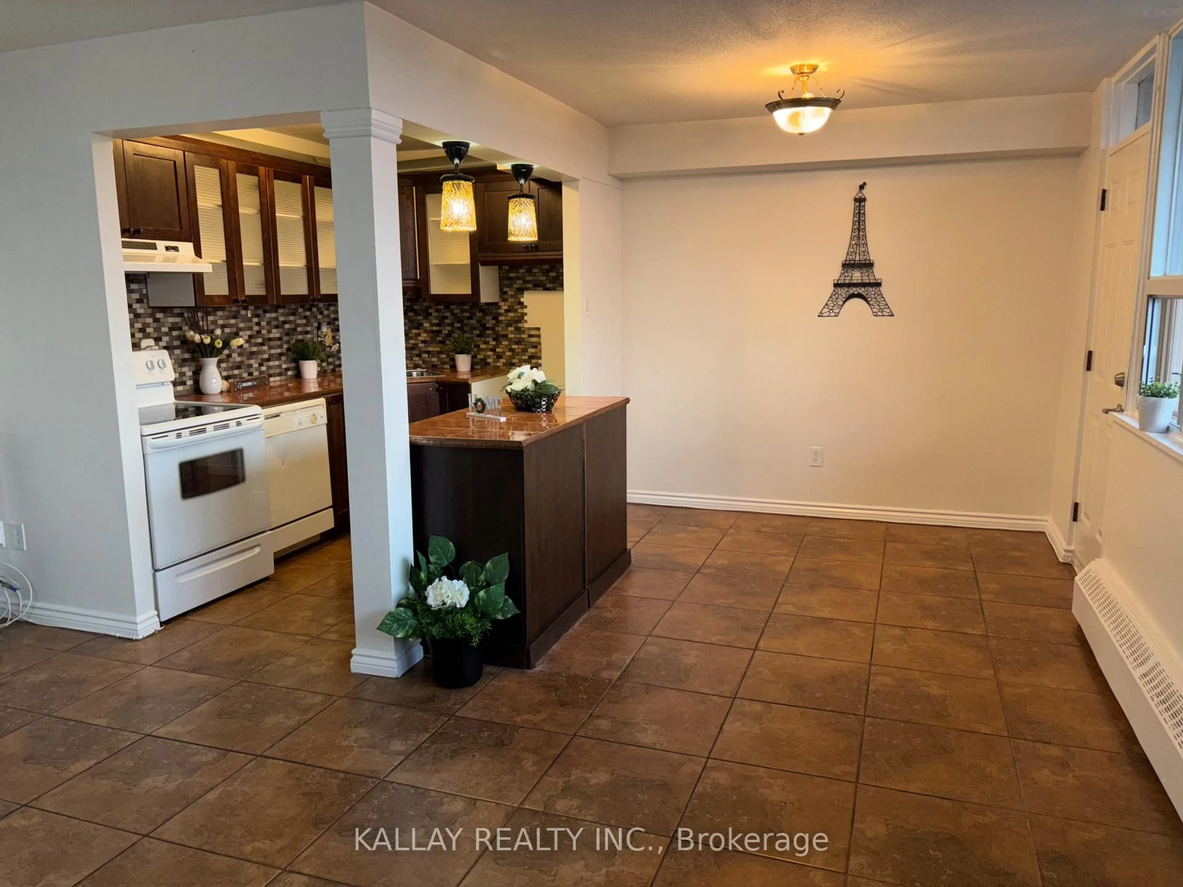 Open concept kitchen, ceramic/tile floor for 15 Nicklaus Dr #812, Hamilton Ontario L8K 5J5