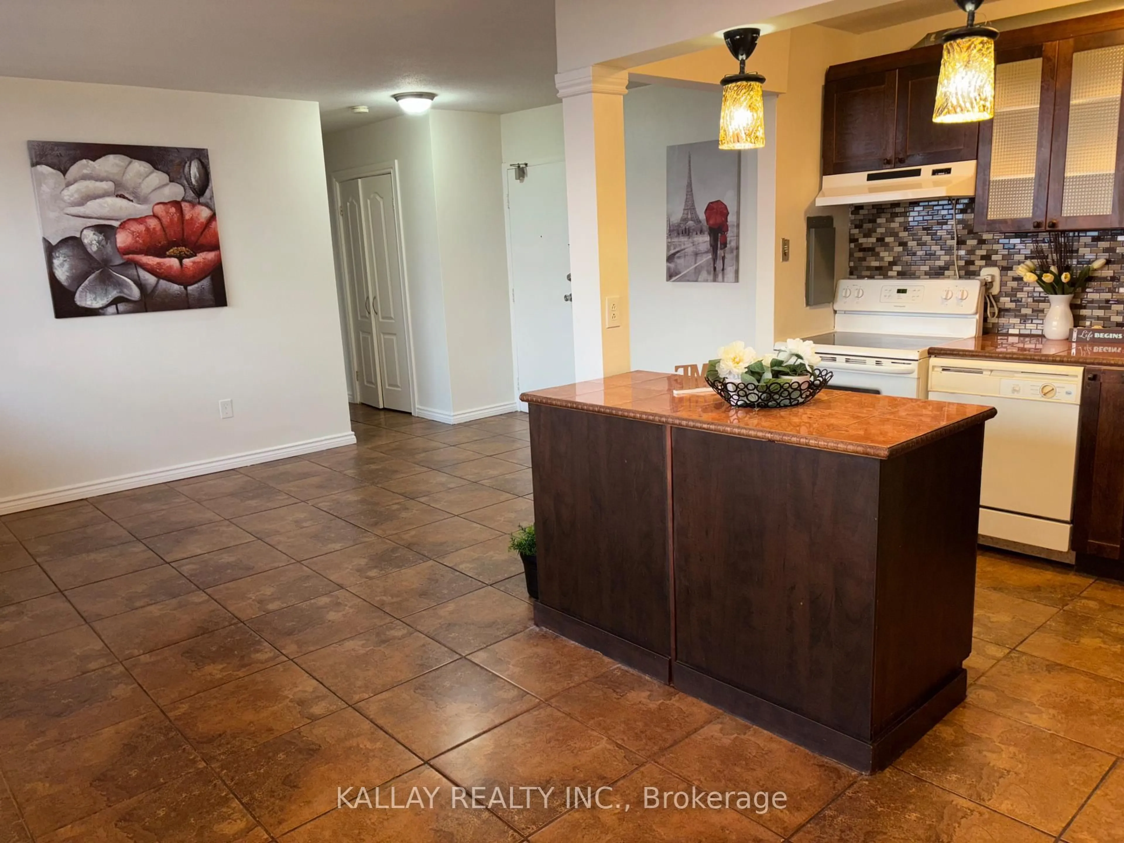 Indoor entryway for 15 Nicklaus Dr #812, Hamilton Ontario L8K 5J5
