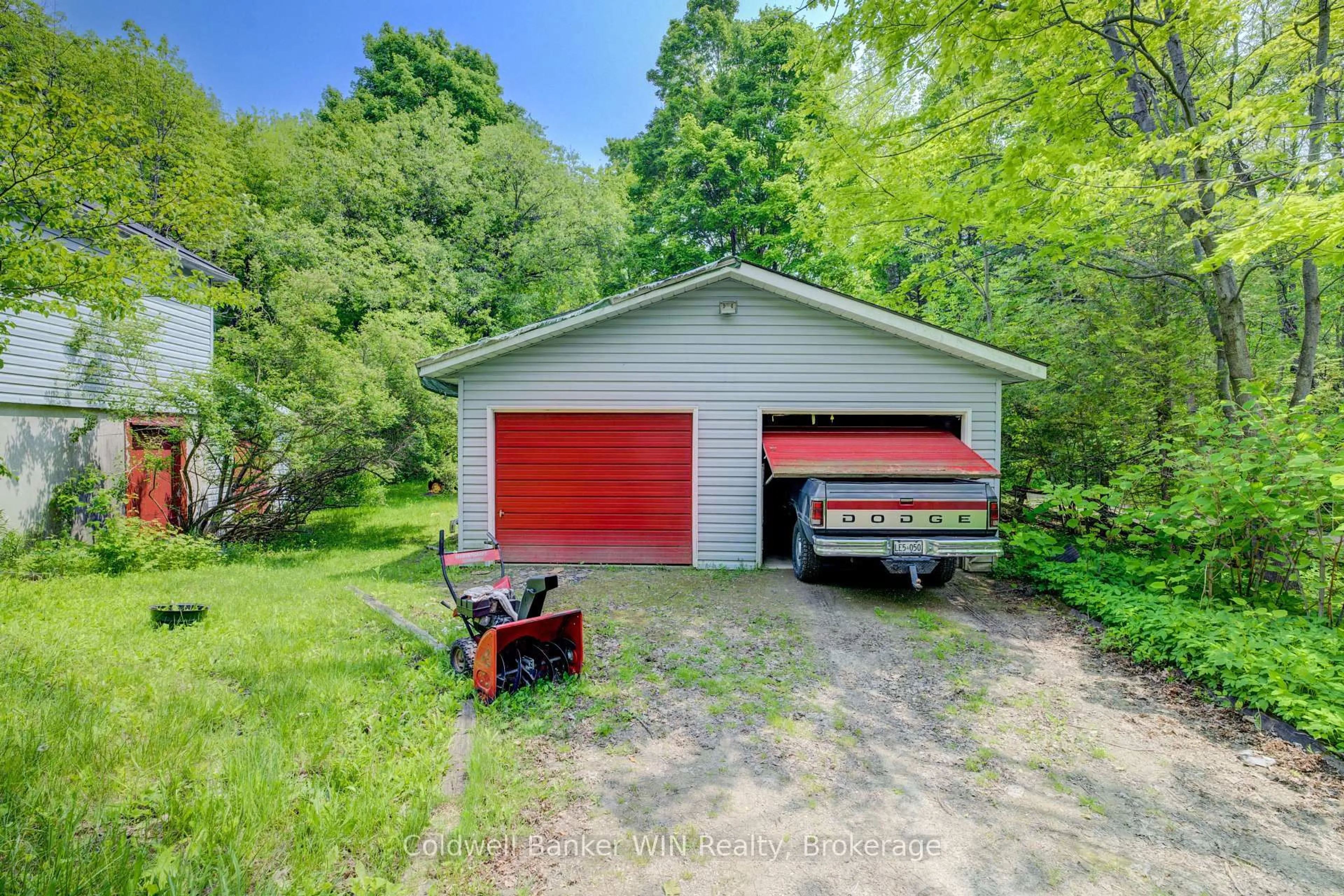 Indoor garage for 9609 O'dwyers Rd, Minto Ontario N0G 1Z0