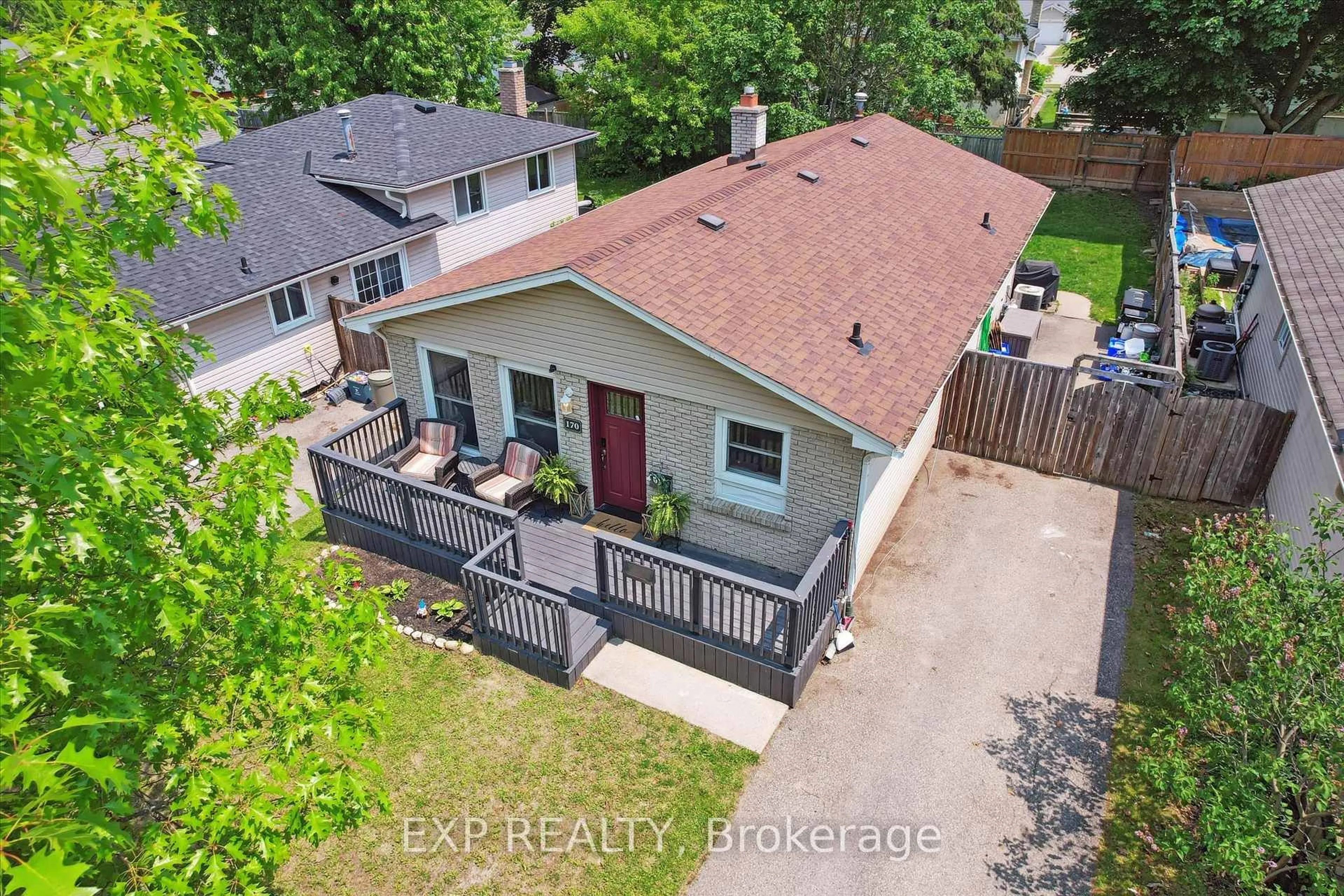 A pic from outside/outdoor area/front of a property/back of a property/a pic from drone, street for 170 Natchez Rd, Kitchener Ontario N2B 3L2