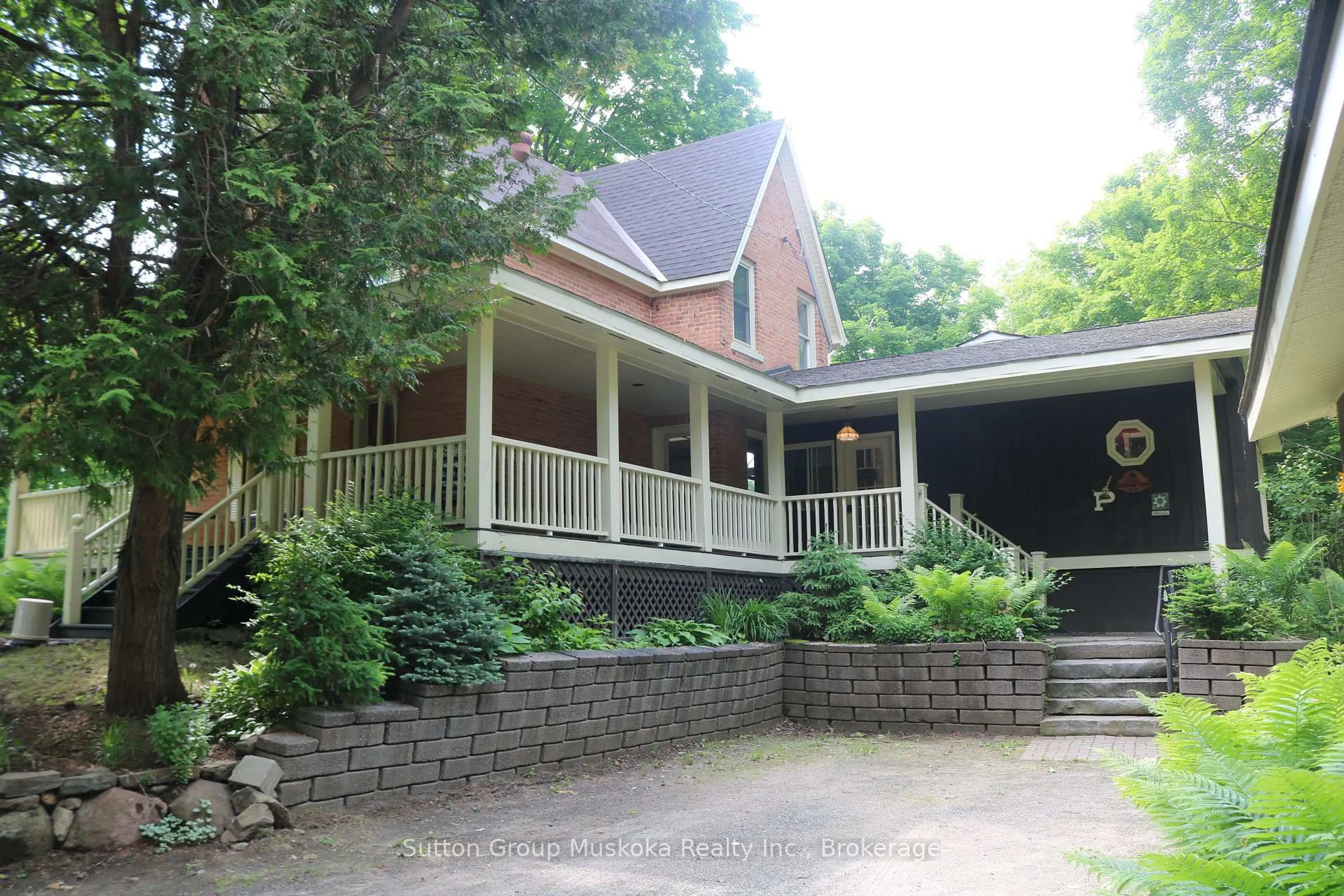 Patio, street for 2360 Highway 60 Highway, Lake of Bays Ontario P1H 2E5