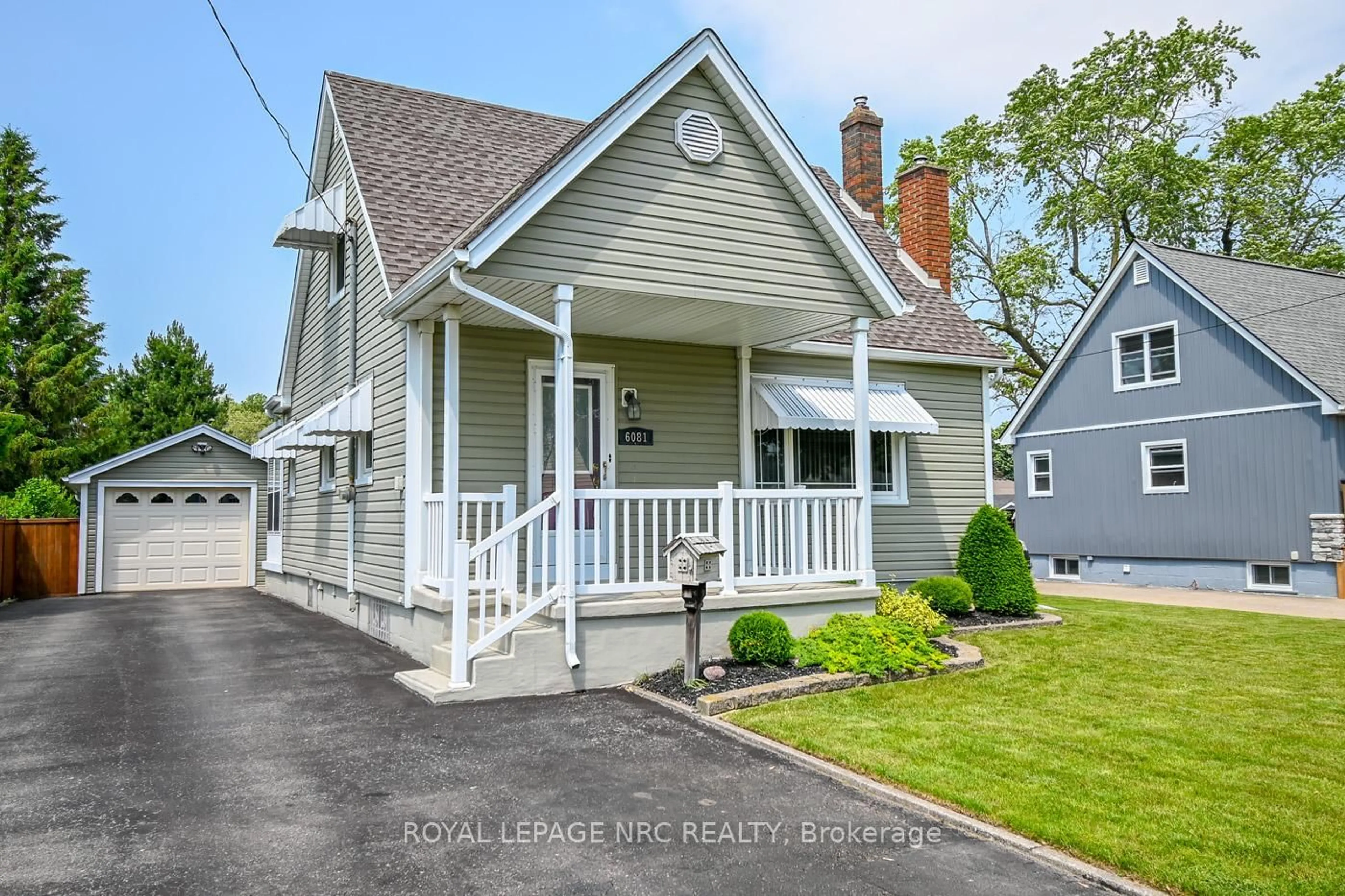 Home with vinyl exterior material, street for 6081 Harold St, Niagara Falls Ontario L2J 1M4