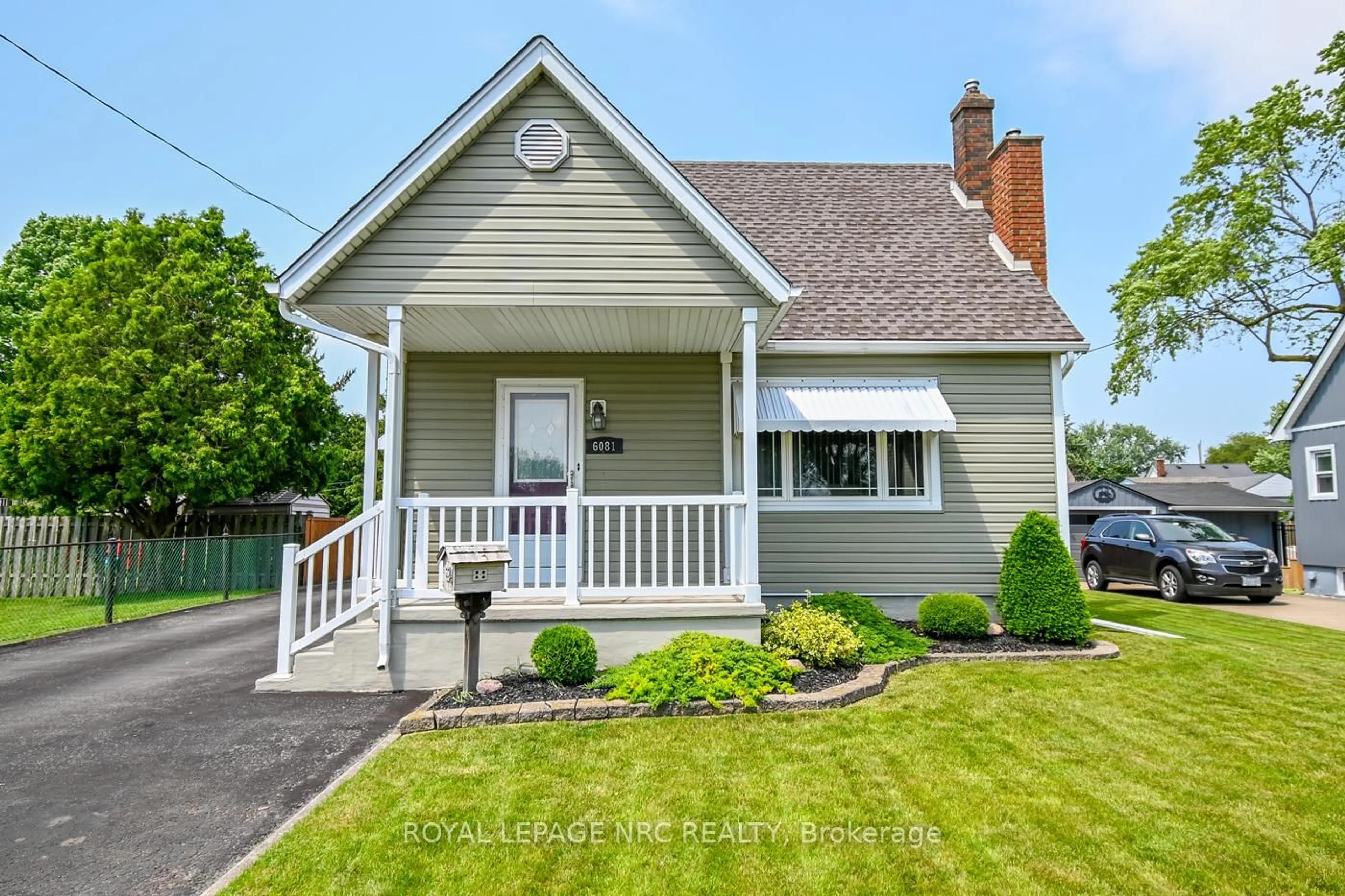 Home with vinyl exterior material, street for 6081 Harold St, Niagara Falls Ontario L2J 1M4