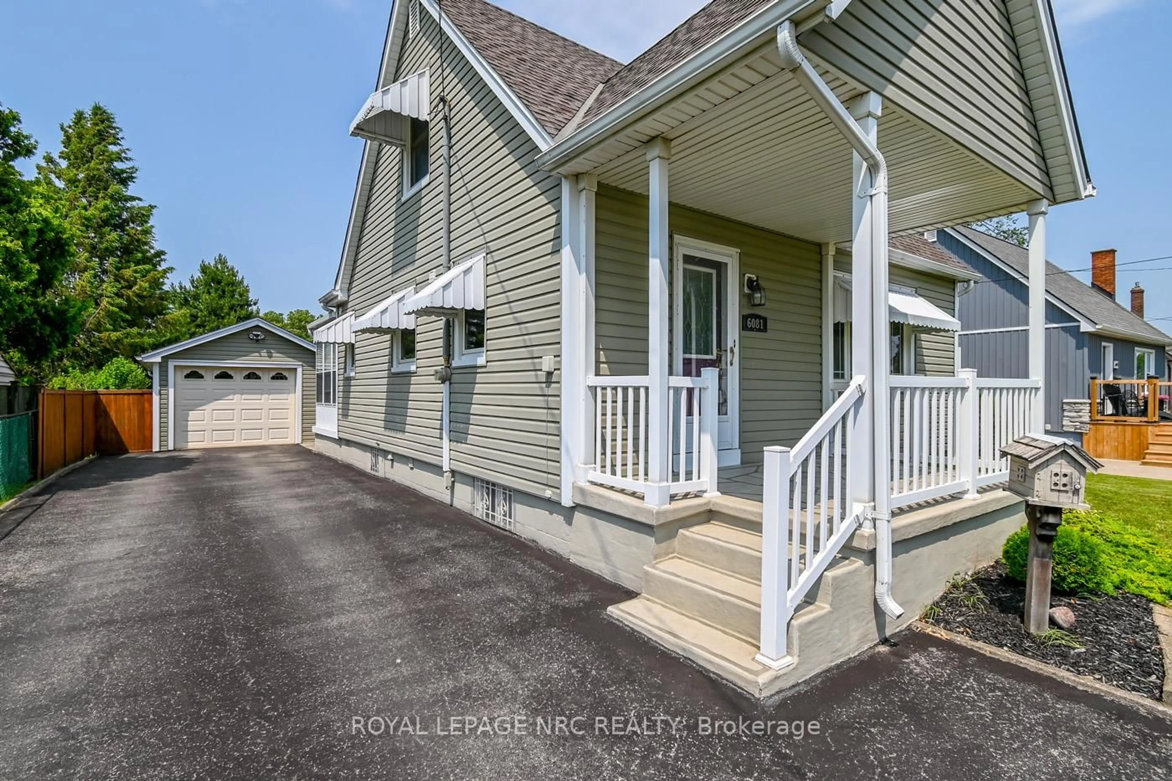 Home with vinyl exterior material, street for 6081 Harold St, Niagara Falls Ontario L2J 1M4