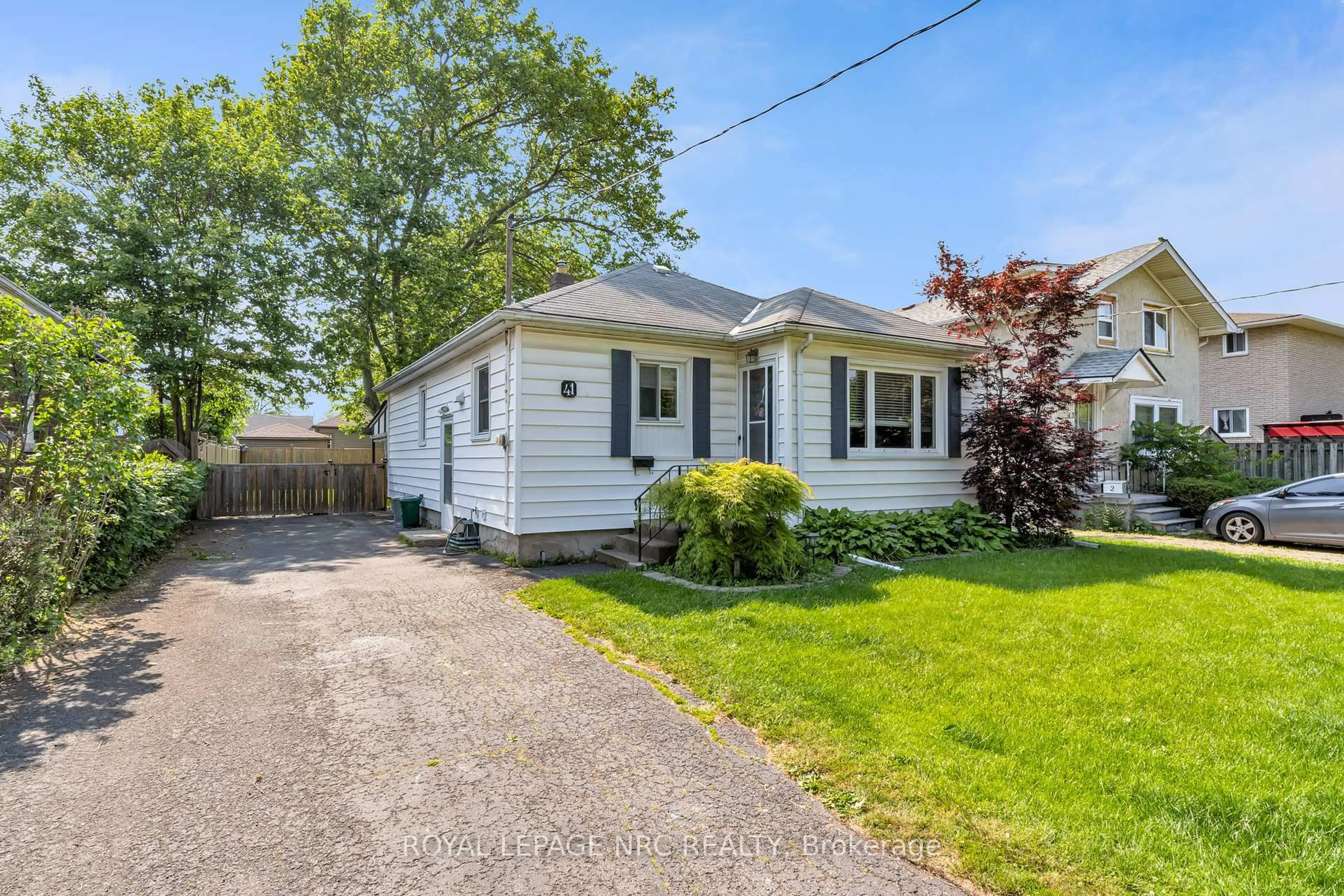 Home with vinyl exterior material, street for 41 Perth St, St. Catharines Ontario L2P 3C8
