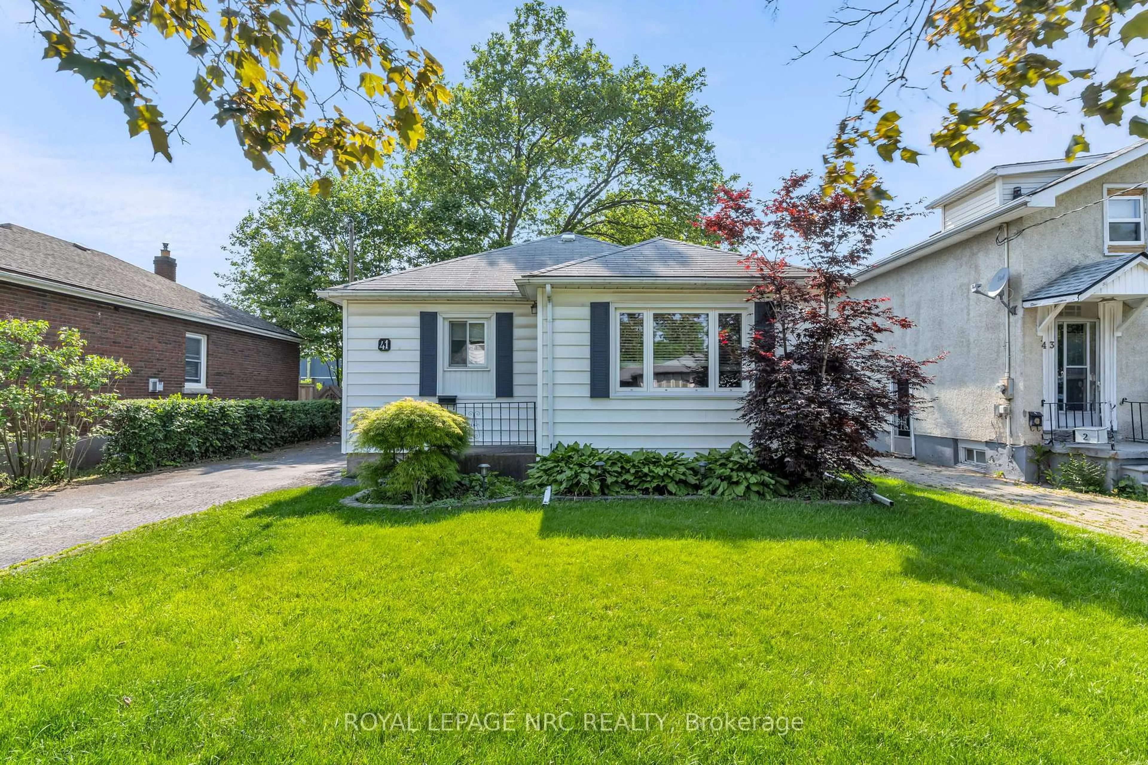 Home with vinyl exterior material, street for 41 Perth St, St. Catharines Ontario L2P 3C8