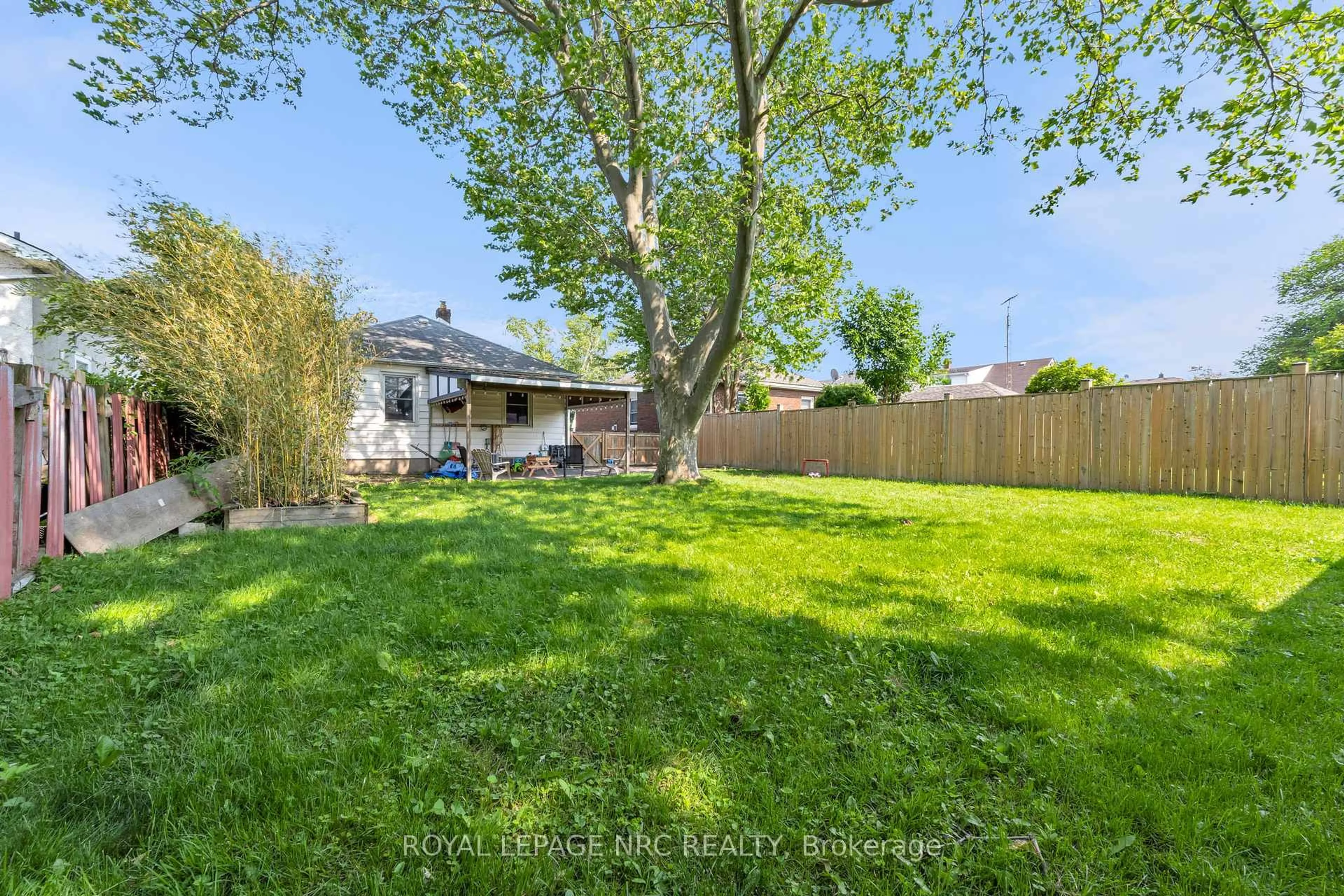 A pic from outside/outdoor area/front of a property/back of a property/a pic from drone, unknown for 41 Perth St, St. Catharines Ontario L2P 3C8