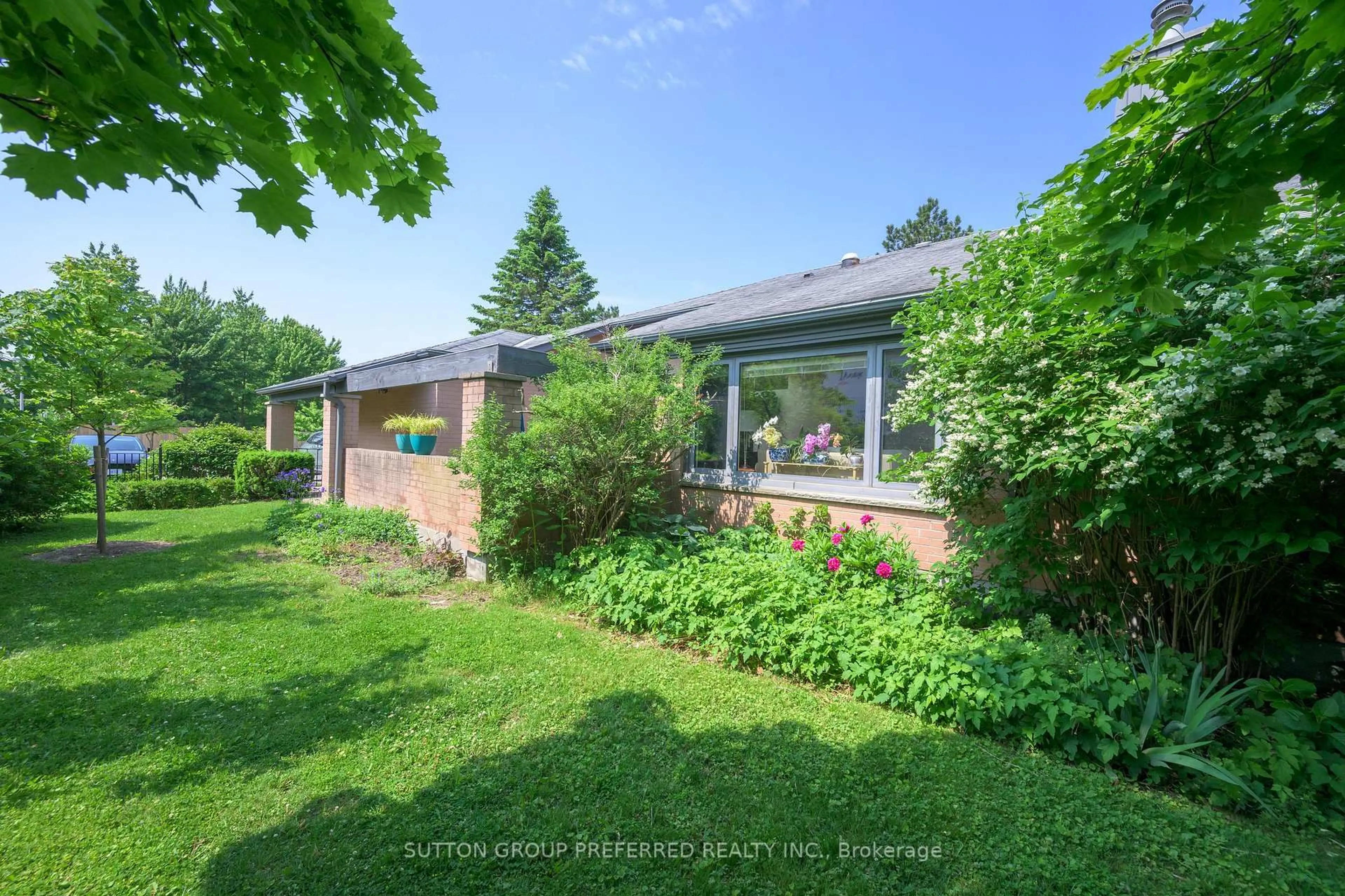 A pic from outside/outdoor area/front of a property/back of a property/a pic from drone, unknown for 50 Fiddlers Green Rd #51, London North Ontario N6H 4T4