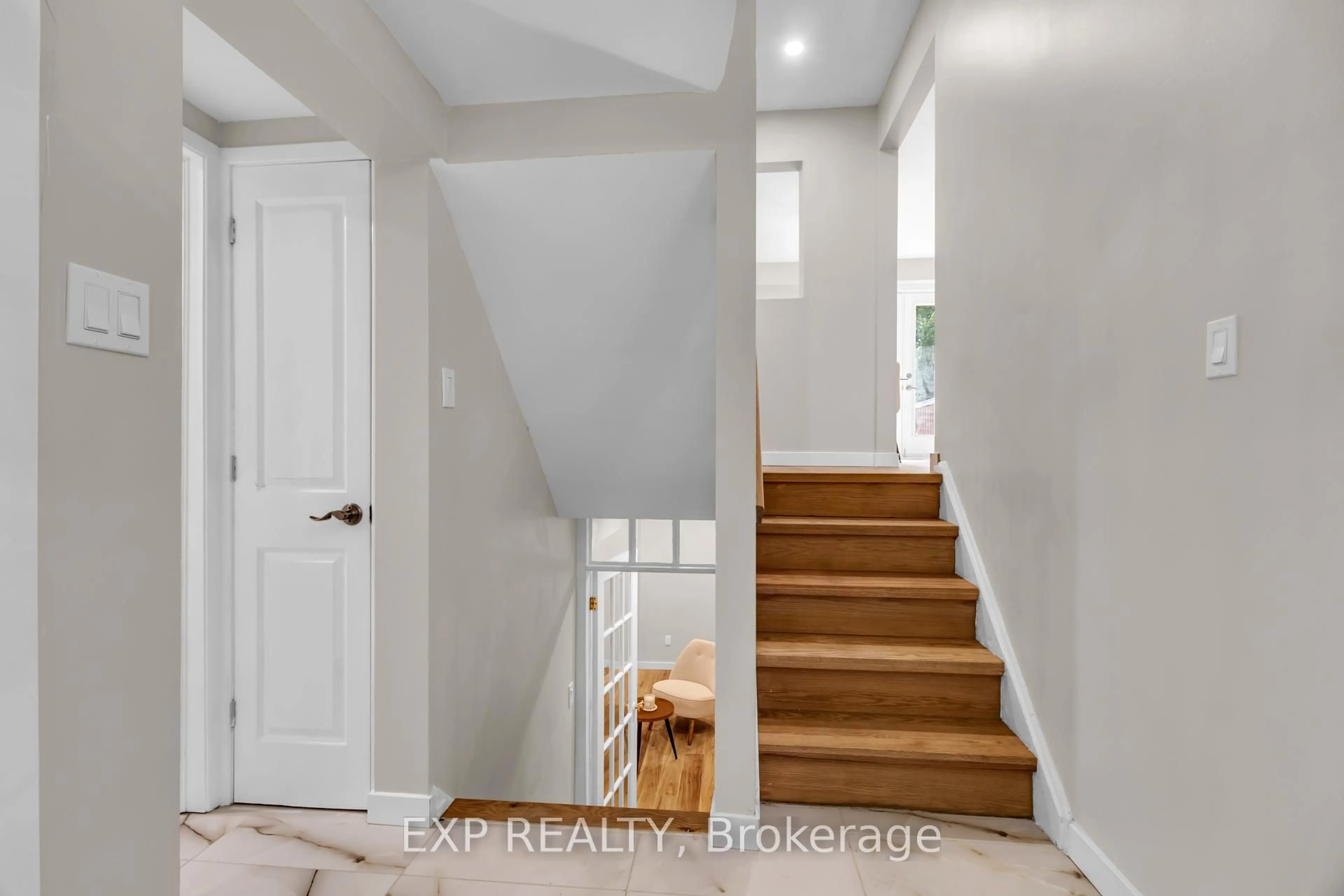 Indoor entryway for 12 Bayside Private, Ottawa Ontario K1V 9R3