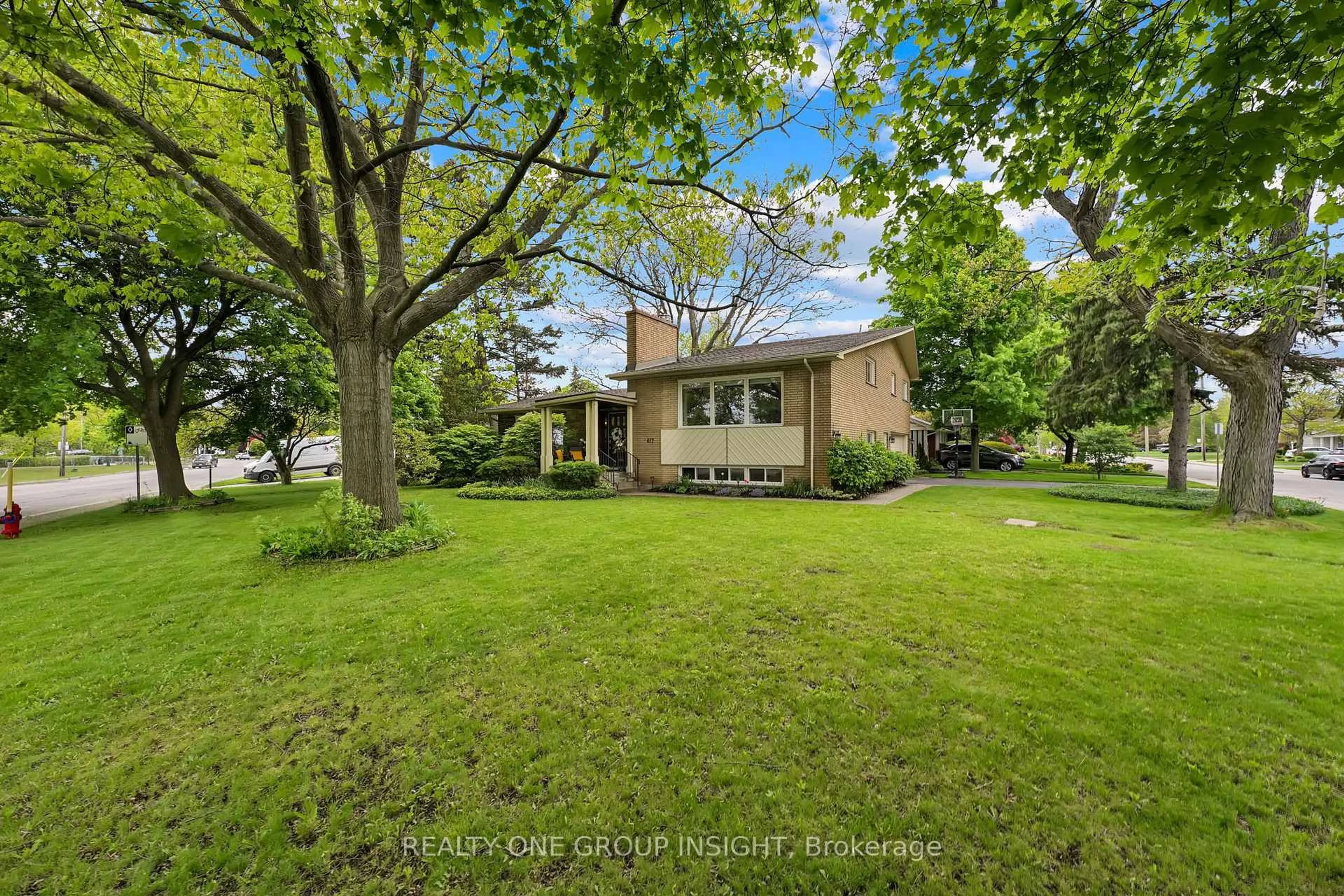 A pic from outside/outdoor area/front of a property/back of a property/a pic from drone, street for 617 Scenic Dr, Hamilton Ontario L9C 1H2