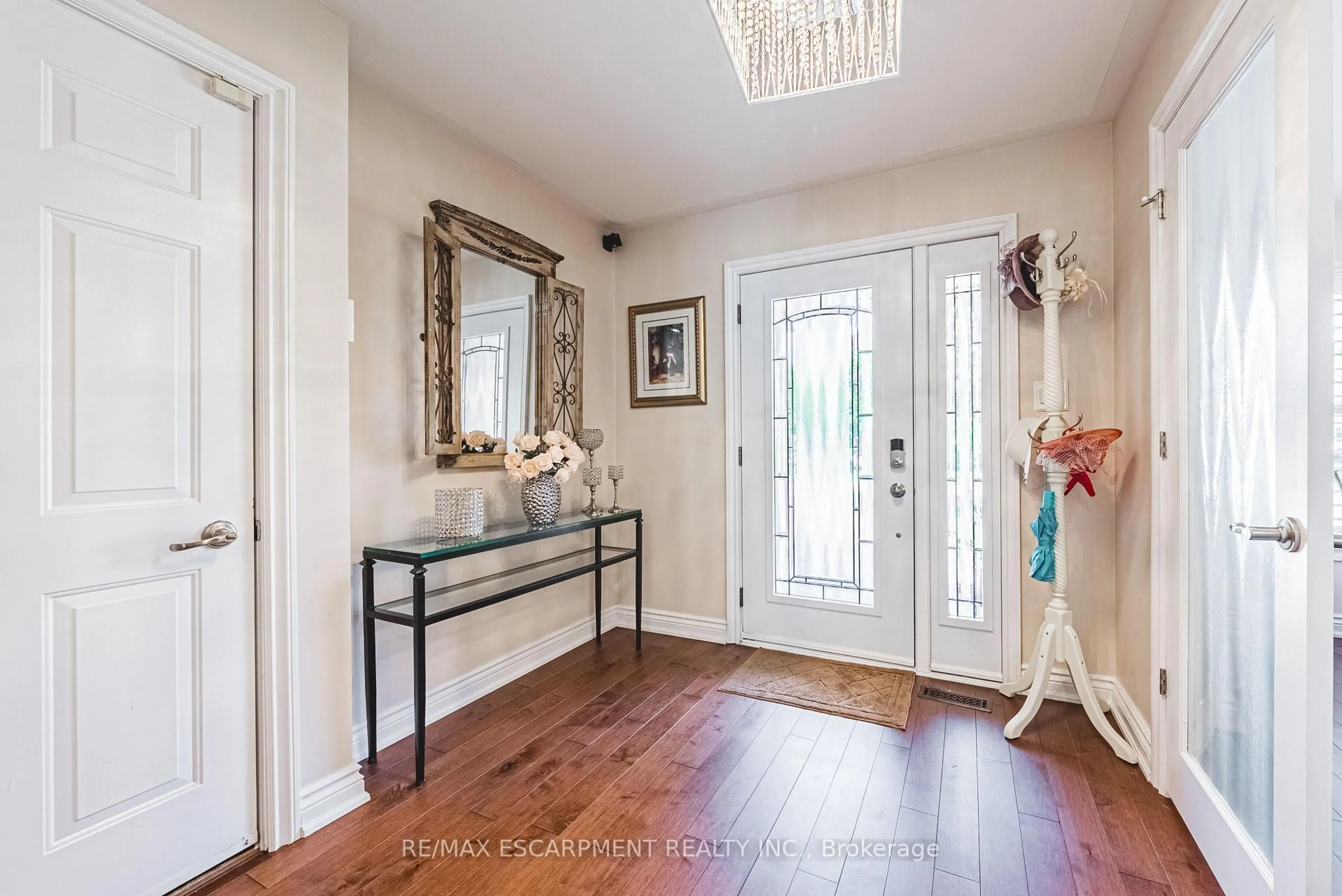 Indoor entryway for 2 Antoinette Crt, Hamilton Ontario L9B 2E7