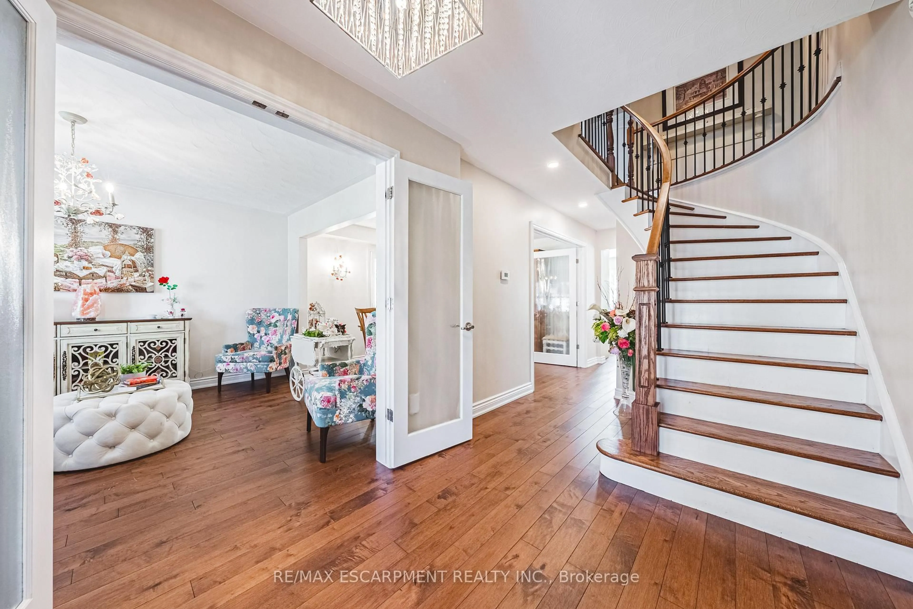 Indoor entryway for 2 Antoinette Crt, Hamilton Ontario L9B 2E7