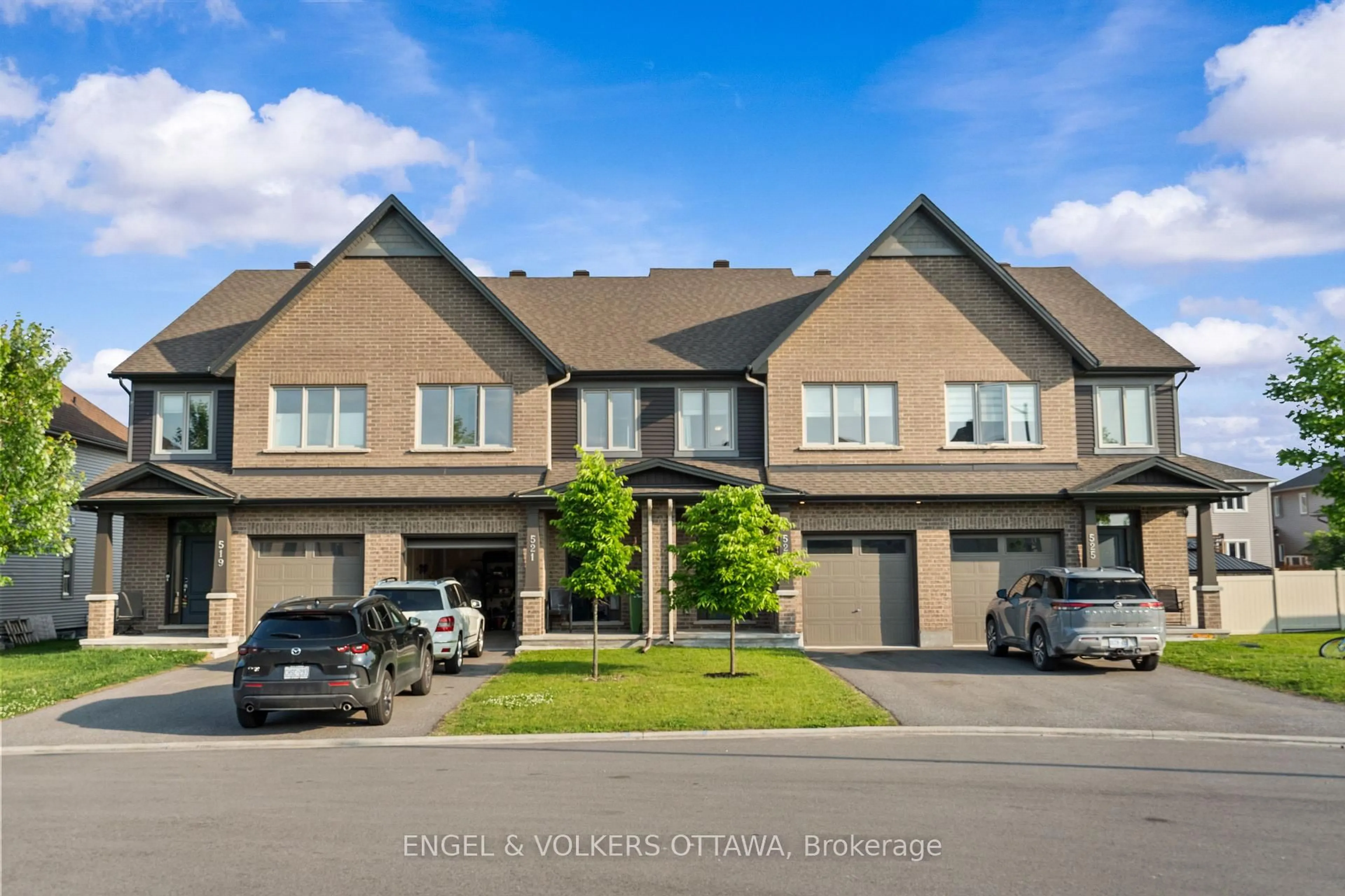 A pic from outside/outdoor area/front of a property/back of a property/a pic from drone, street for 523 Manhattan Crt, Russell Ontario K4R 0G1