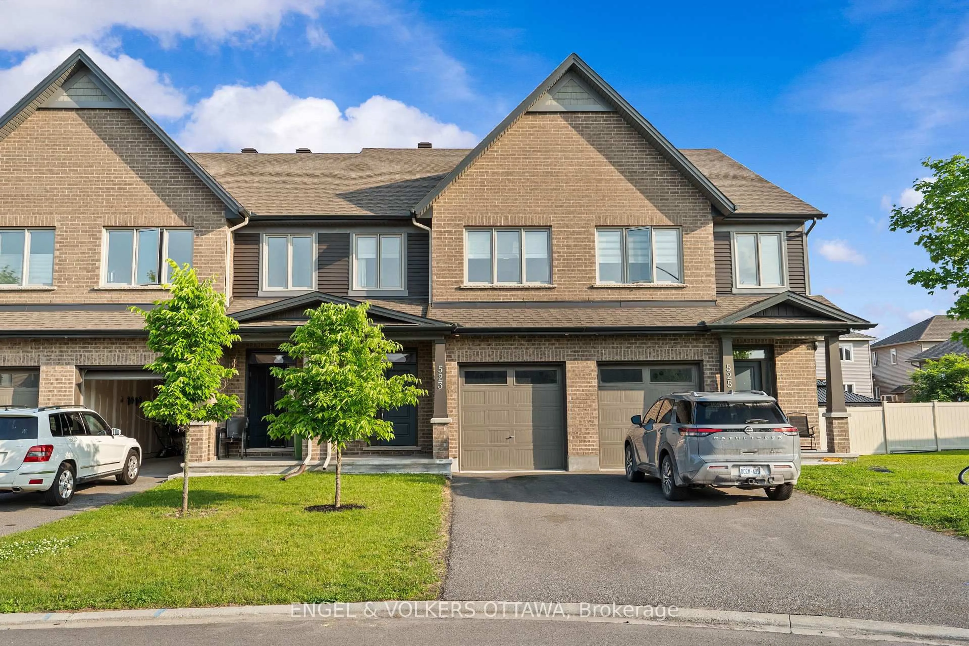 Home with brick exterior material, street for 523 Manhattan Crt, Russell Ontario K4R 0G1