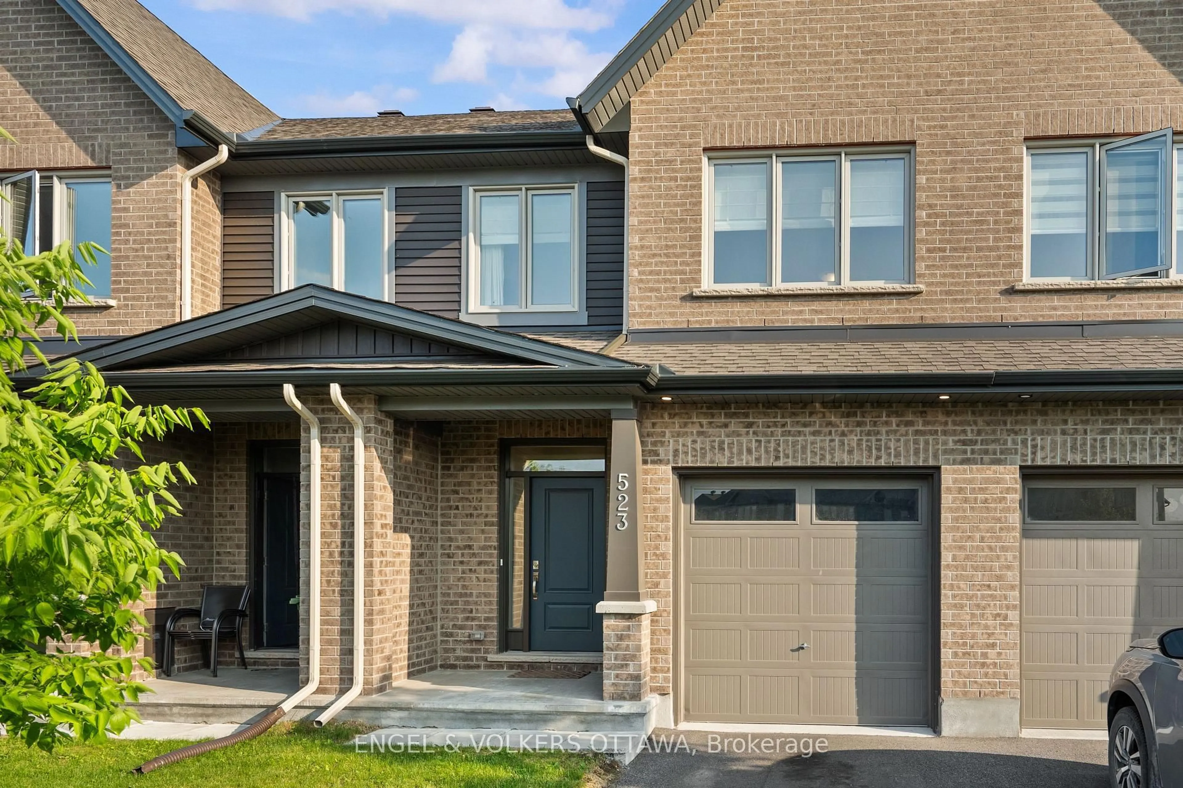 Home with brick exterior material, street for 523 Manhattan Crt, Russell Ontario K4R 0G1