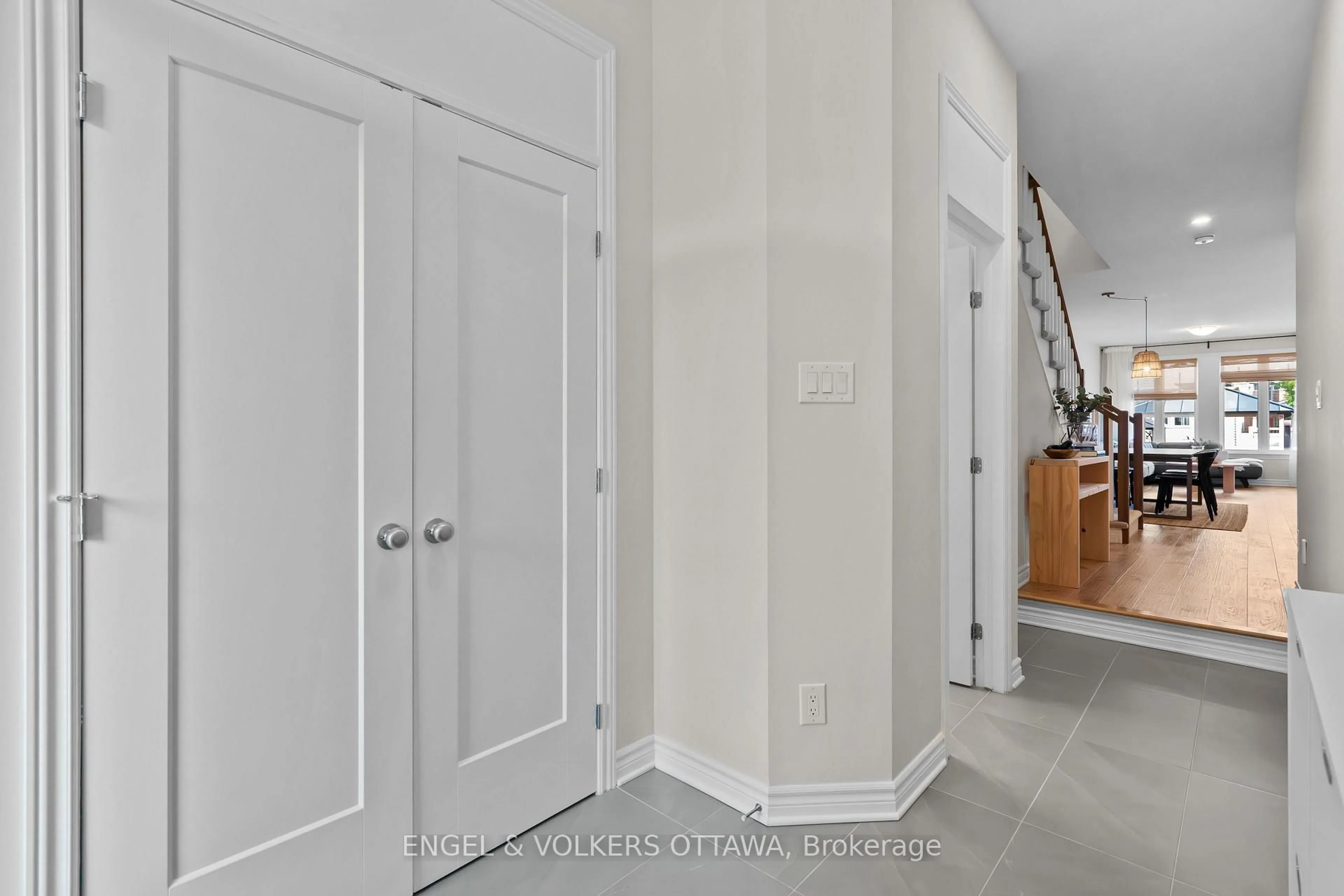 Indoor entryway for 523 Manhattan Crt, Russell Ontario K4R 0G1