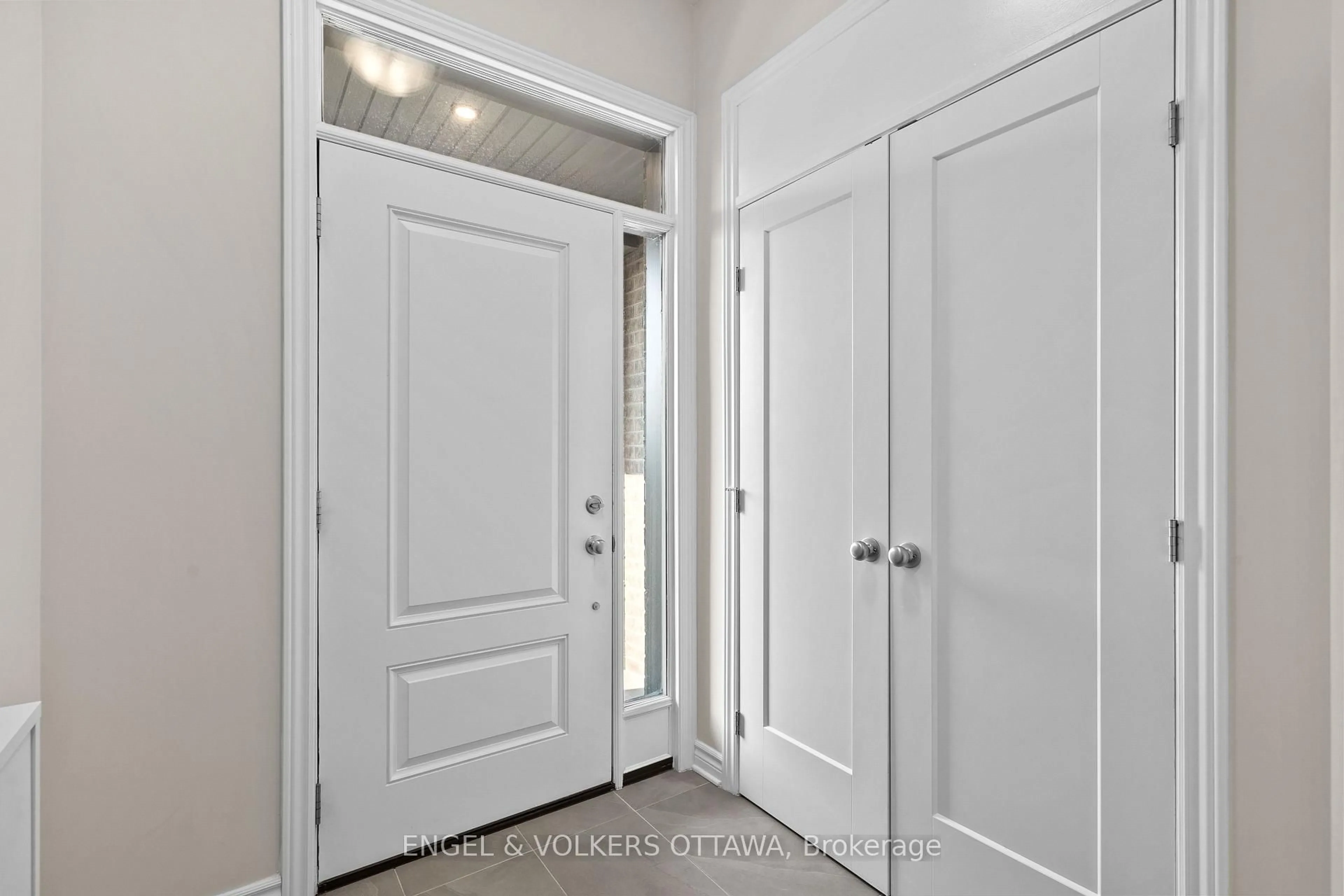 Indoor entryway for 523 Manhattan Crt, Russell Ontario K4R 0G1