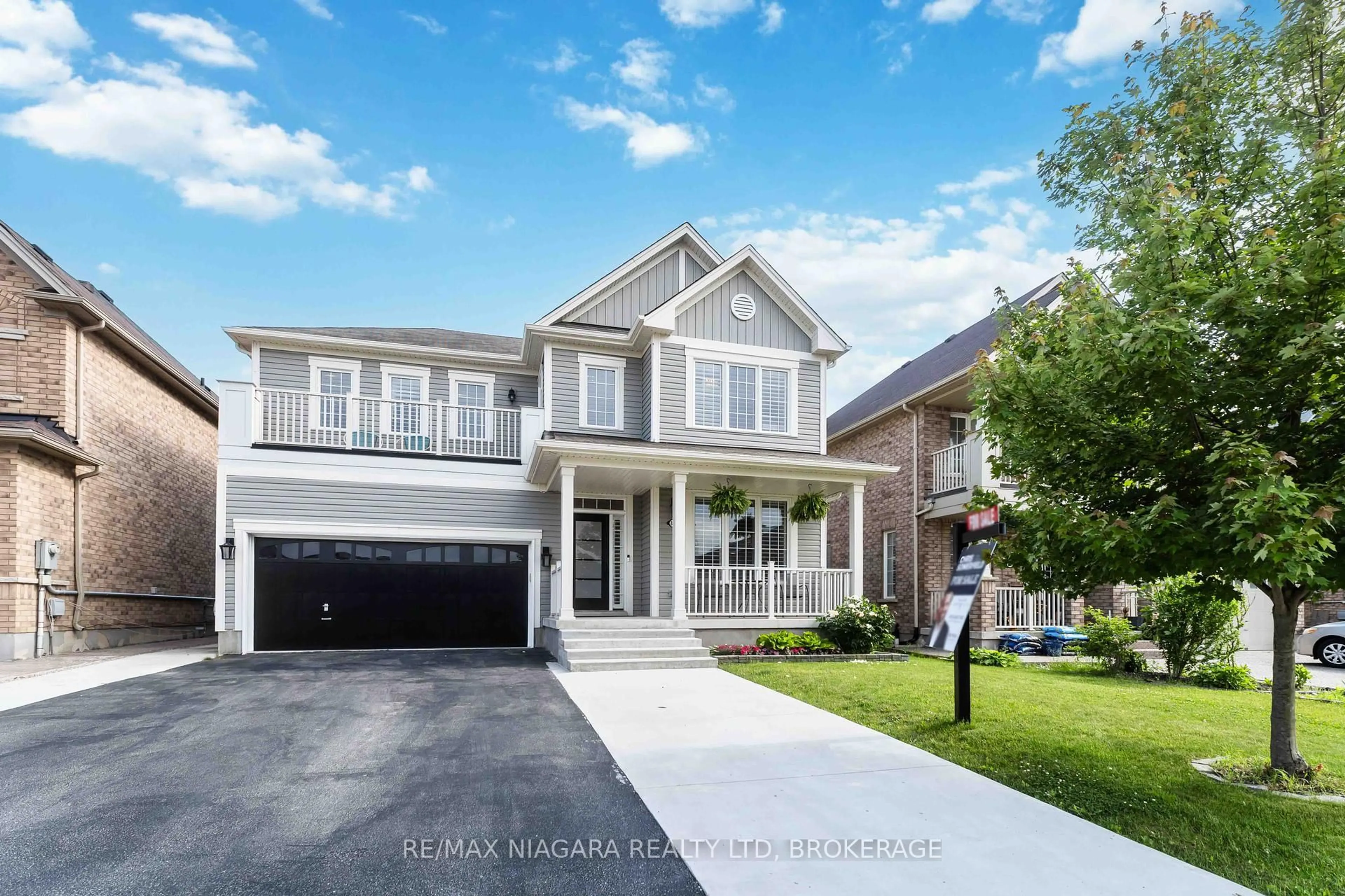Home with vinyl exterior material, street for 8849 Dogwood Cres, Niagara Falls Ontario L2H 2Y6