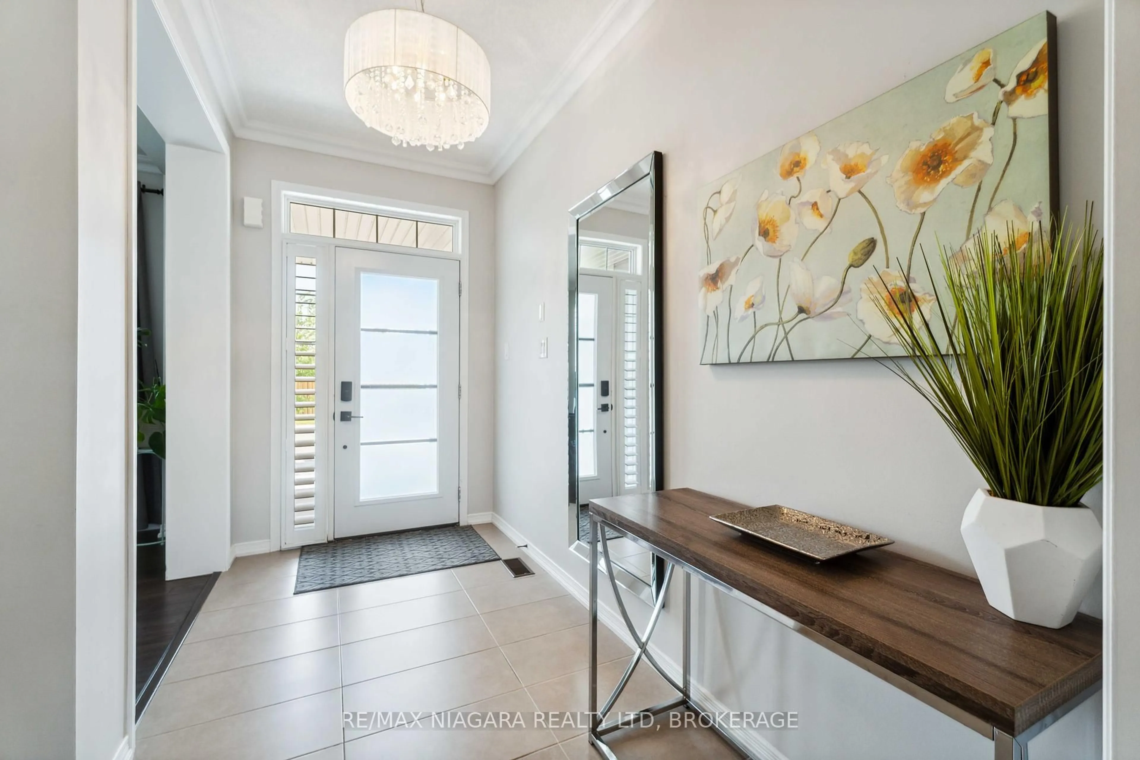 Indoor entryway for 8849 Dogwood Cres, Niagara Falls Ontario L2H 2Y6