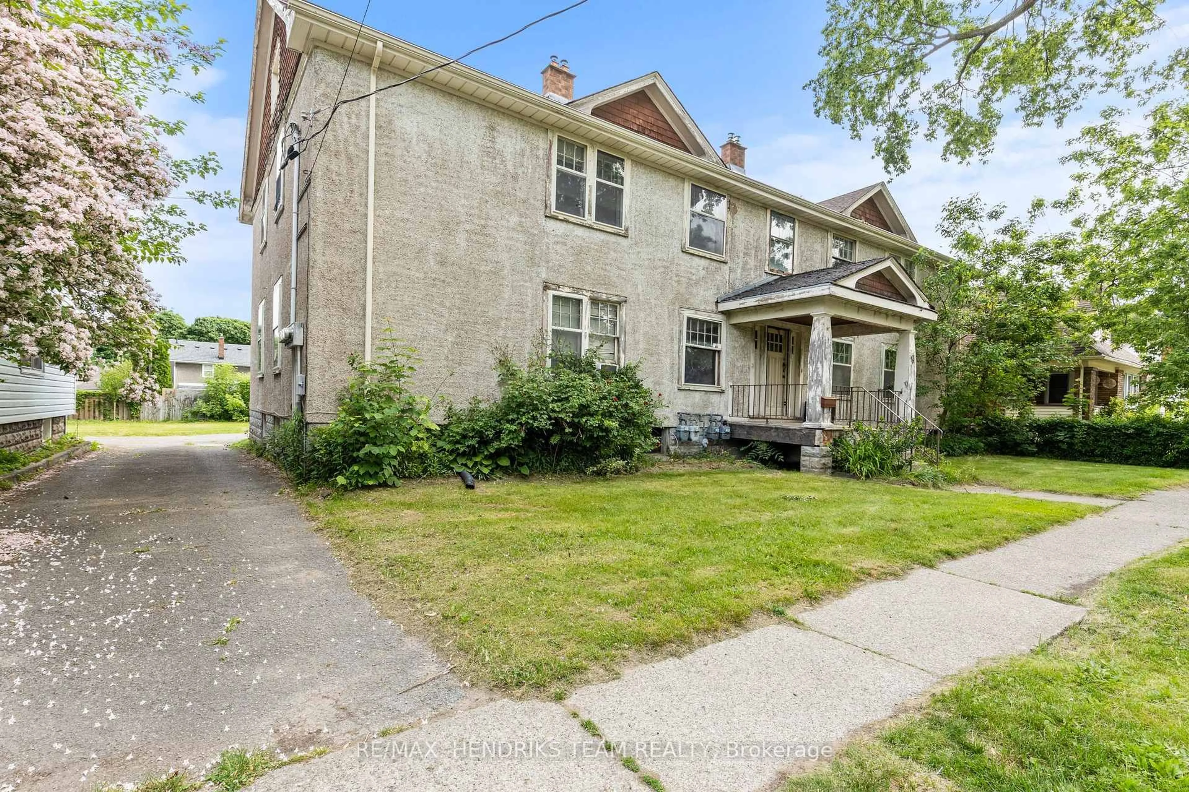 A pic from outside/outdoor area/front of a property/back of a property/a pic from drone, street for 7 & 9 Edmund St, St. Catharines Ontario L2R 2E9