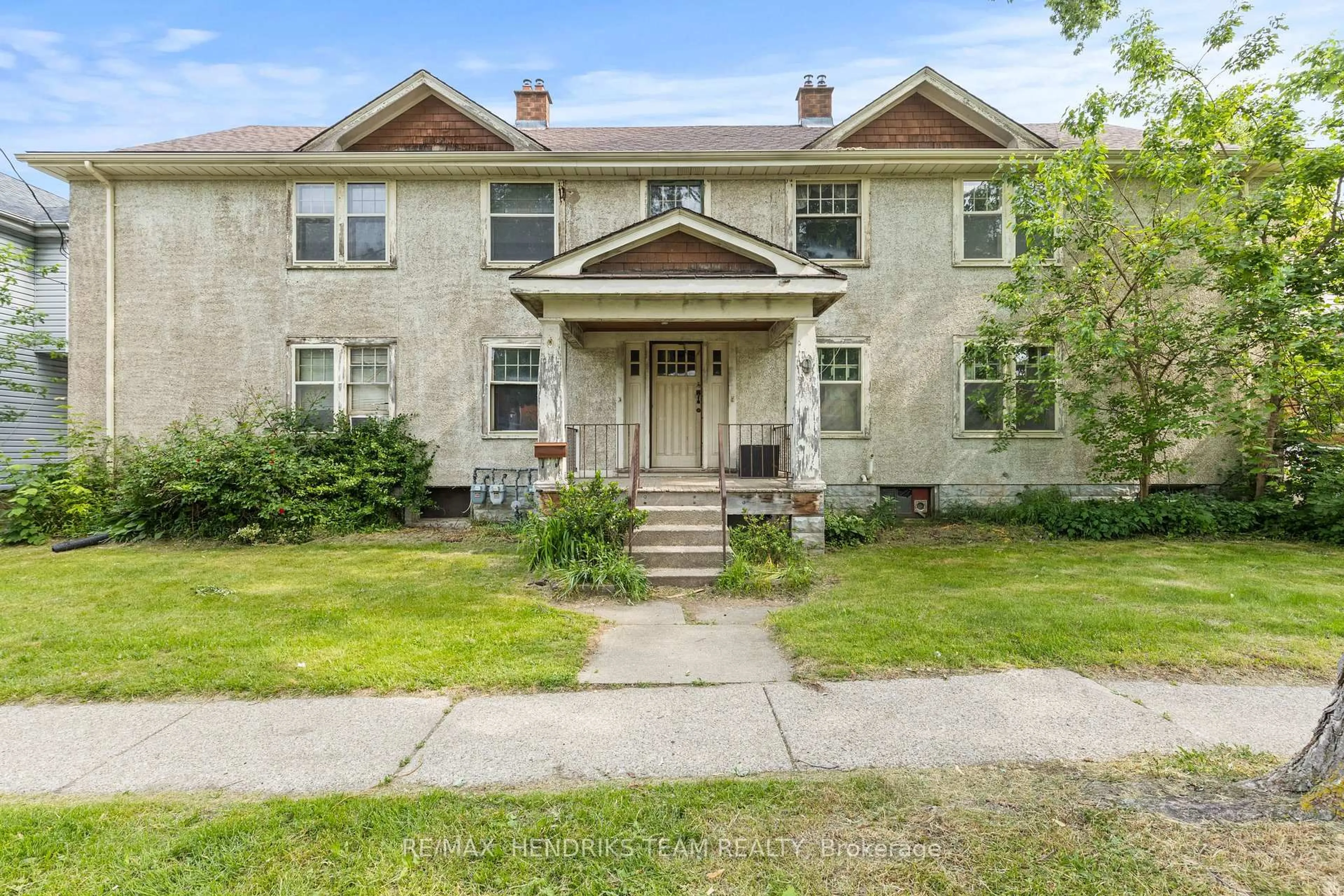 Home with brick exterior material, building for 7 & 9 Edmund St, St. Catharines Ontario L2R 2E9