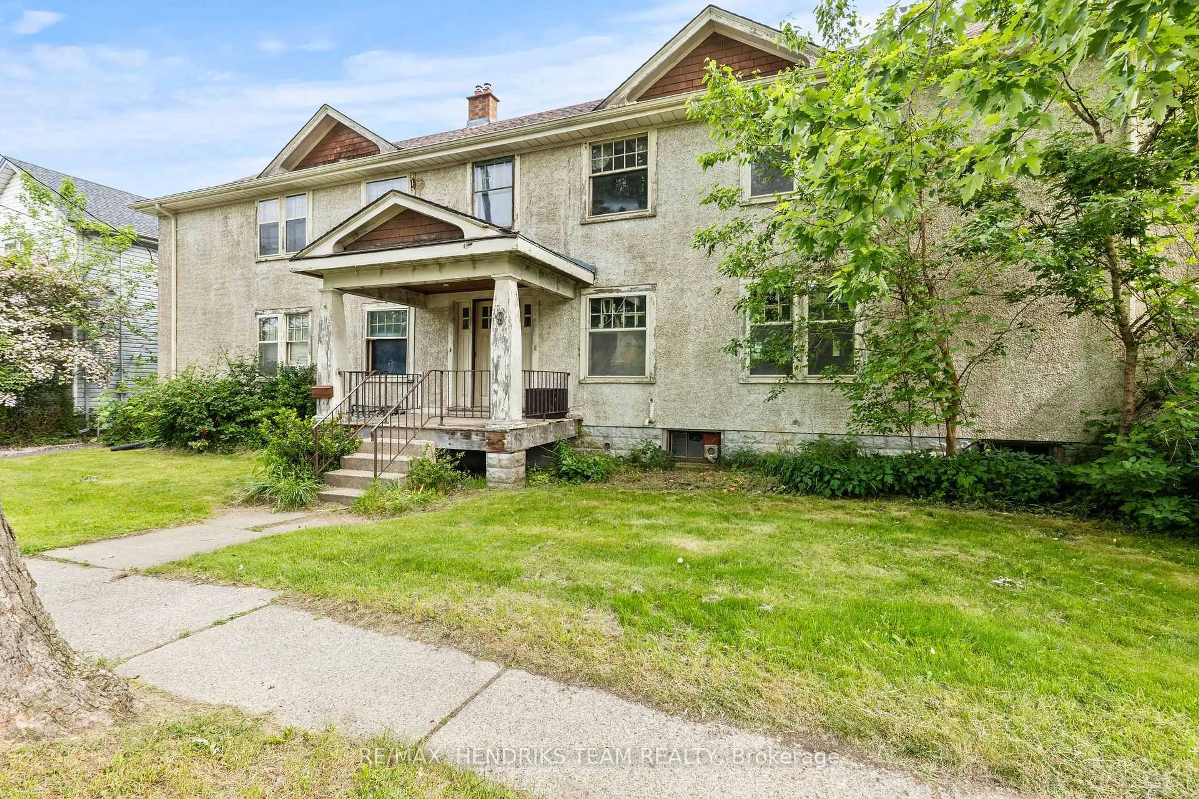 Home with brick exterior material, street for 7 & 9 Edmund St, St. Catharines Ontario L2R 2E9